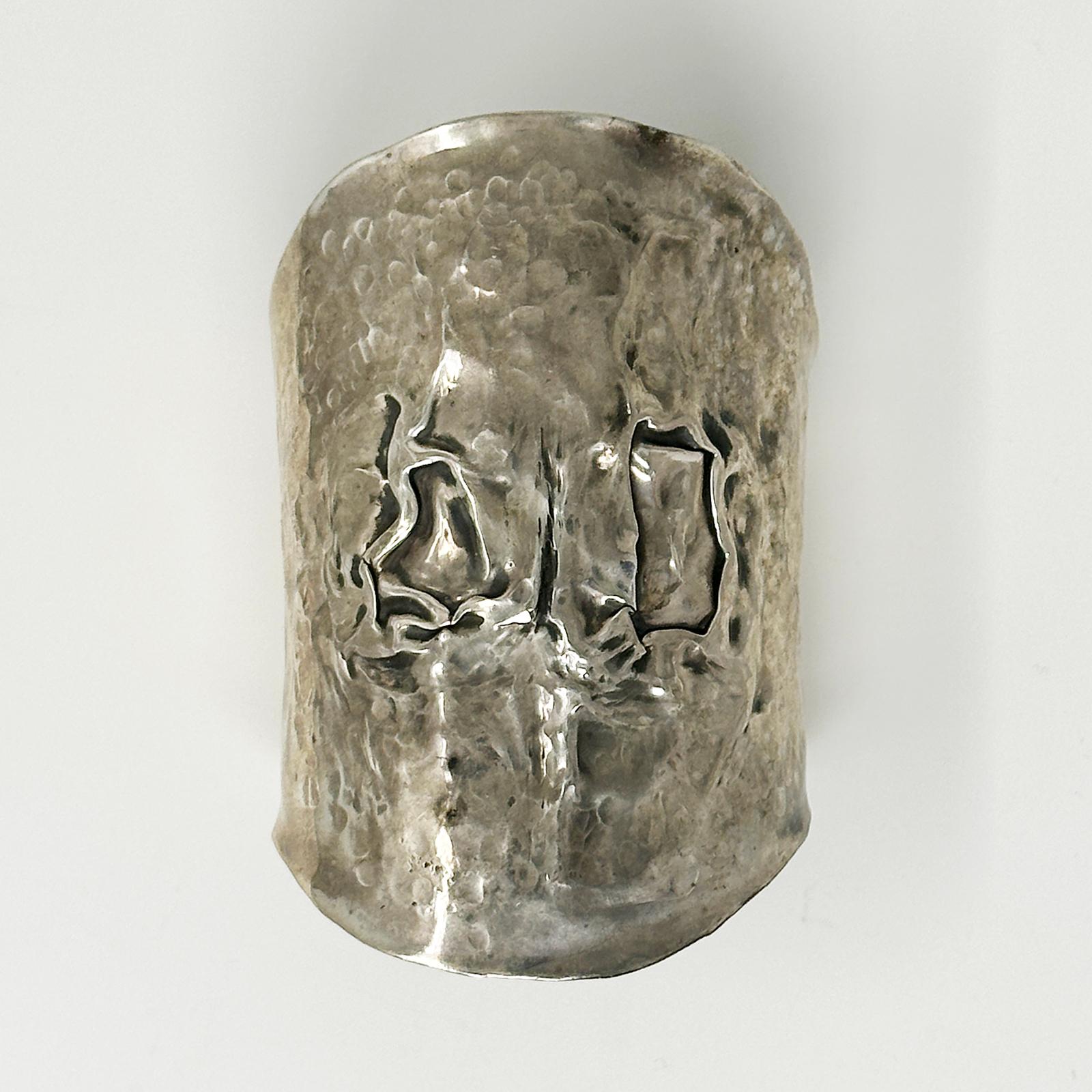 Polsino Art Brut Moderno in argento fatto a mano in vendita 1
