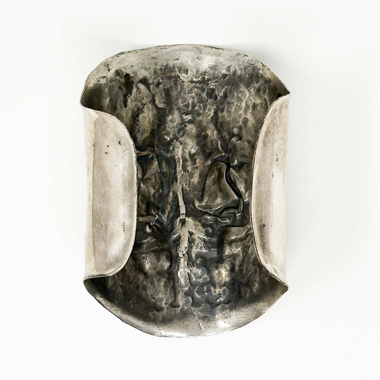 Polsino Art Brut Moderno in argento fatto a mano in vendita 2