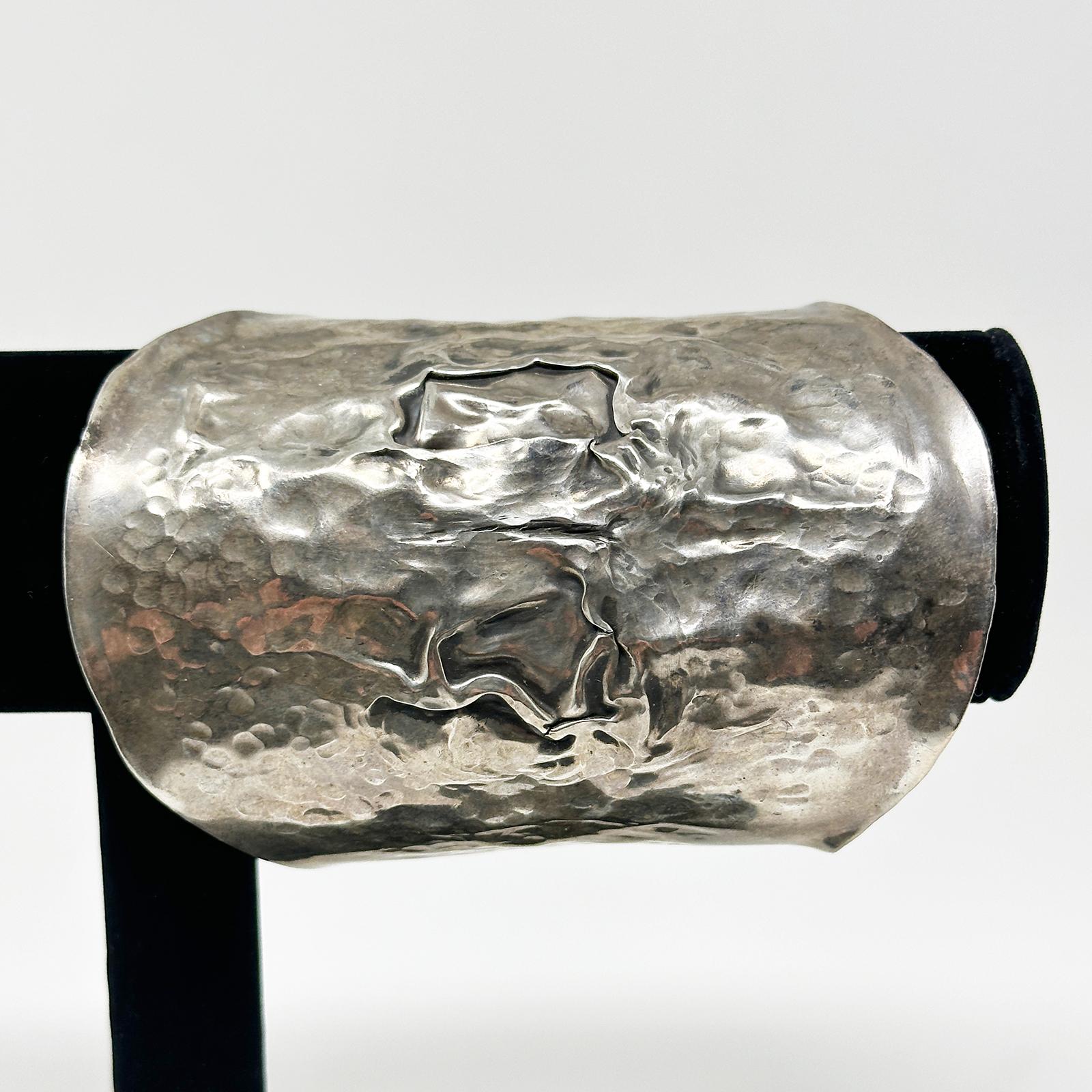 Polsino Art Brut Moderno in argento fatto a mano in vendita 3
