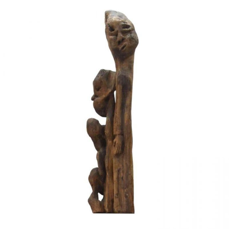 Art brut, sculpture avec personnages grimaçants, hauteur 80 cm.

Informations complémentaires :
Matériau : Bois de fruits