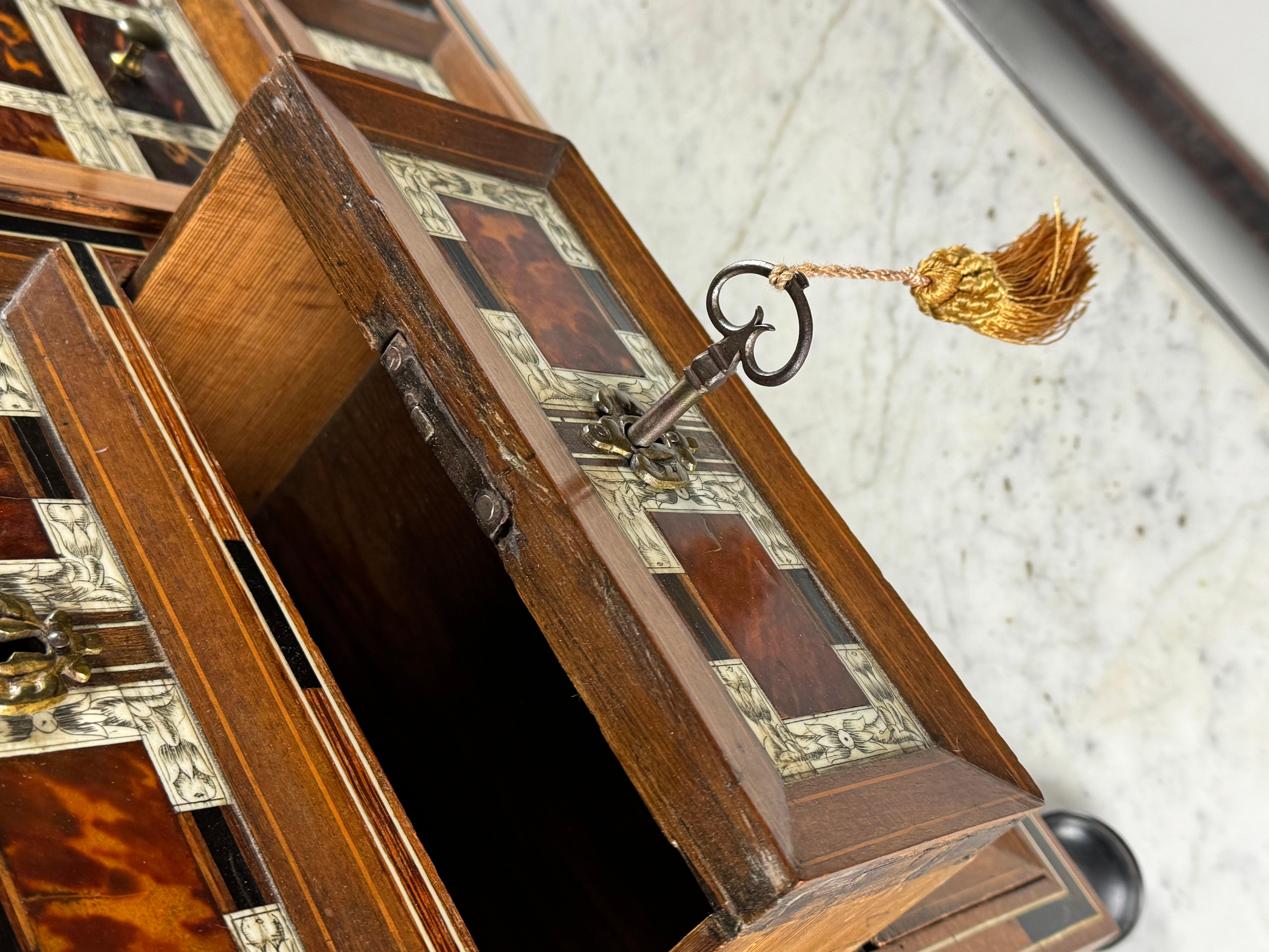 Mobile d'arte del XIX secolo intarsiato in ebano, tartaruga, osso e legno in vendita 7