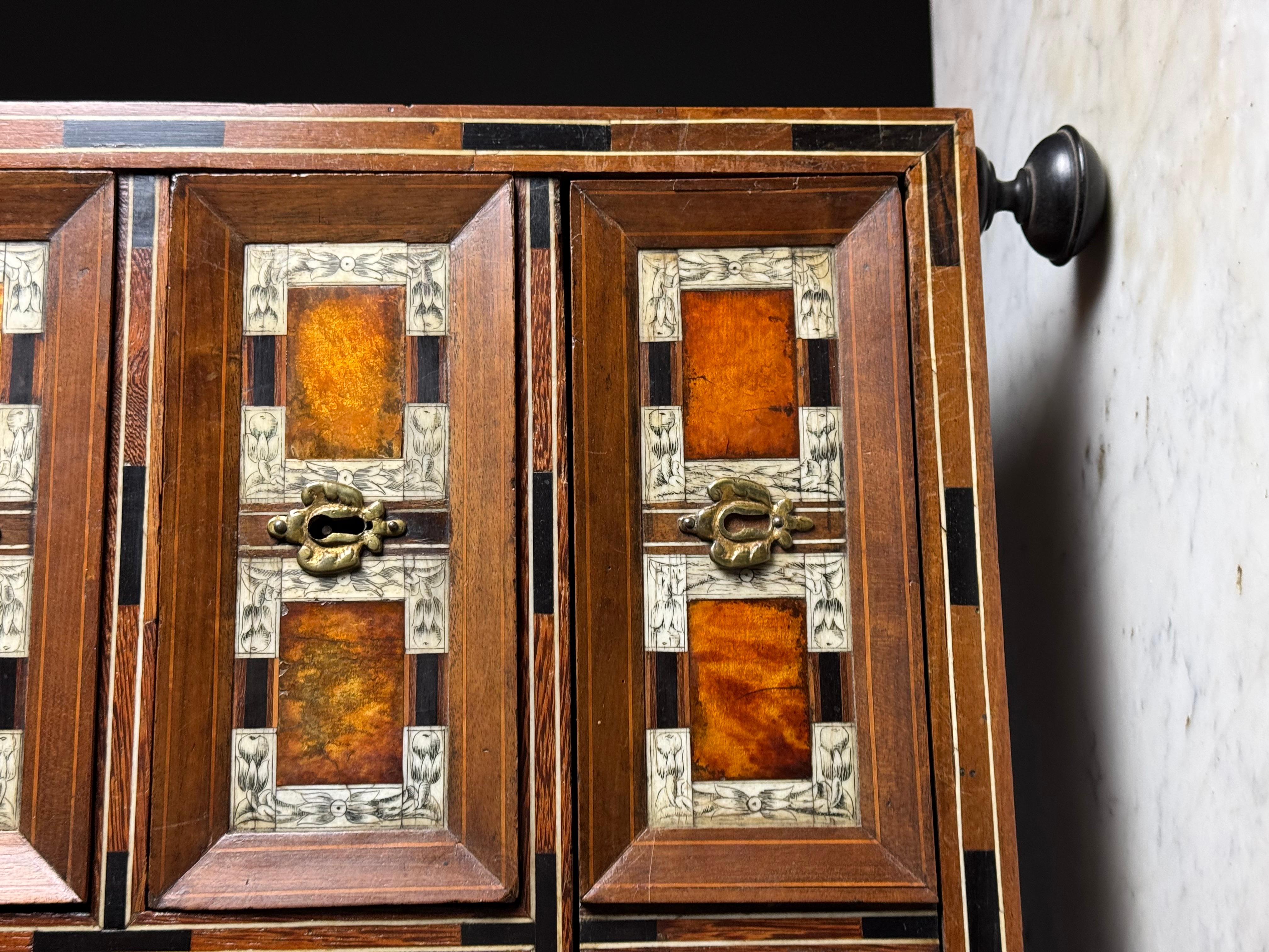 Mobile d'arte del XIX secolo intarsiato in ebano, tartaruga, osso e legno in vendita 3