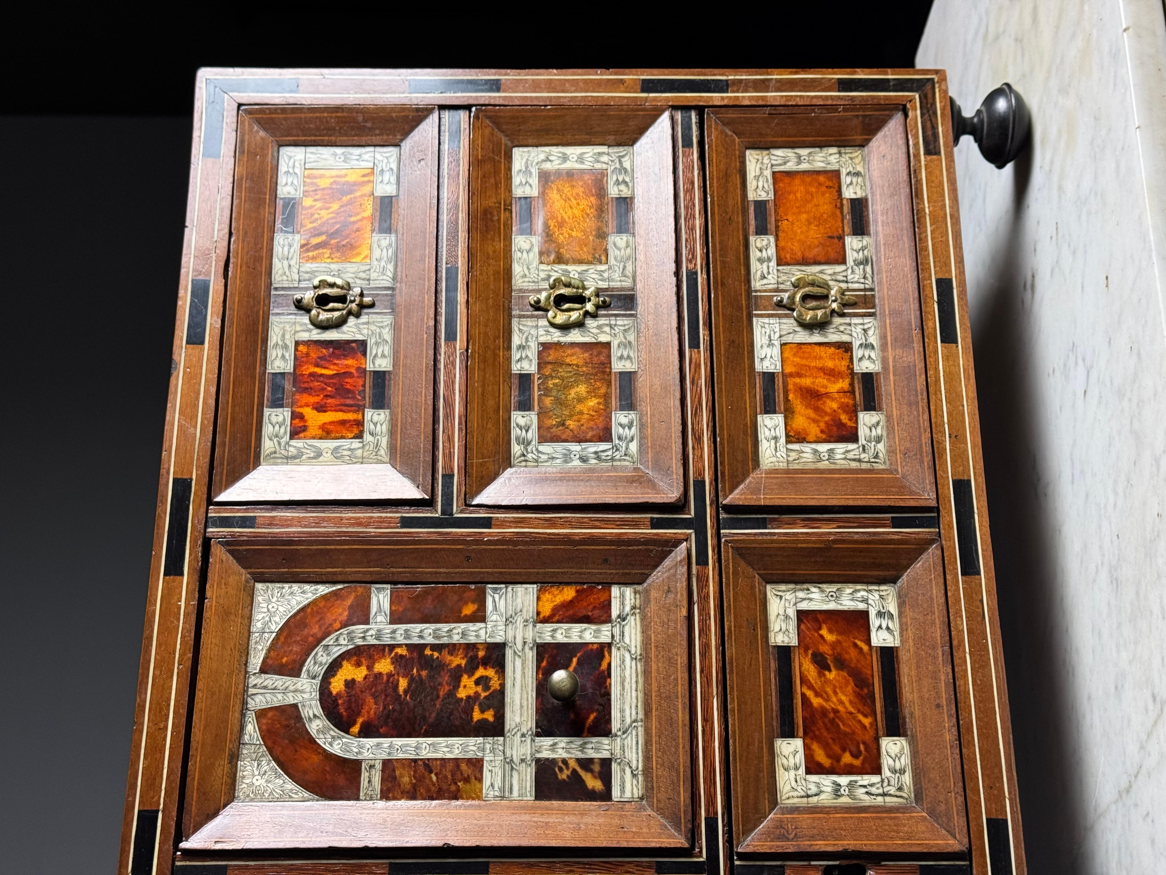 Mobile d'arte del XIX secolo intarsiato in ebano, tartaruga, osso e legno in vendita 4