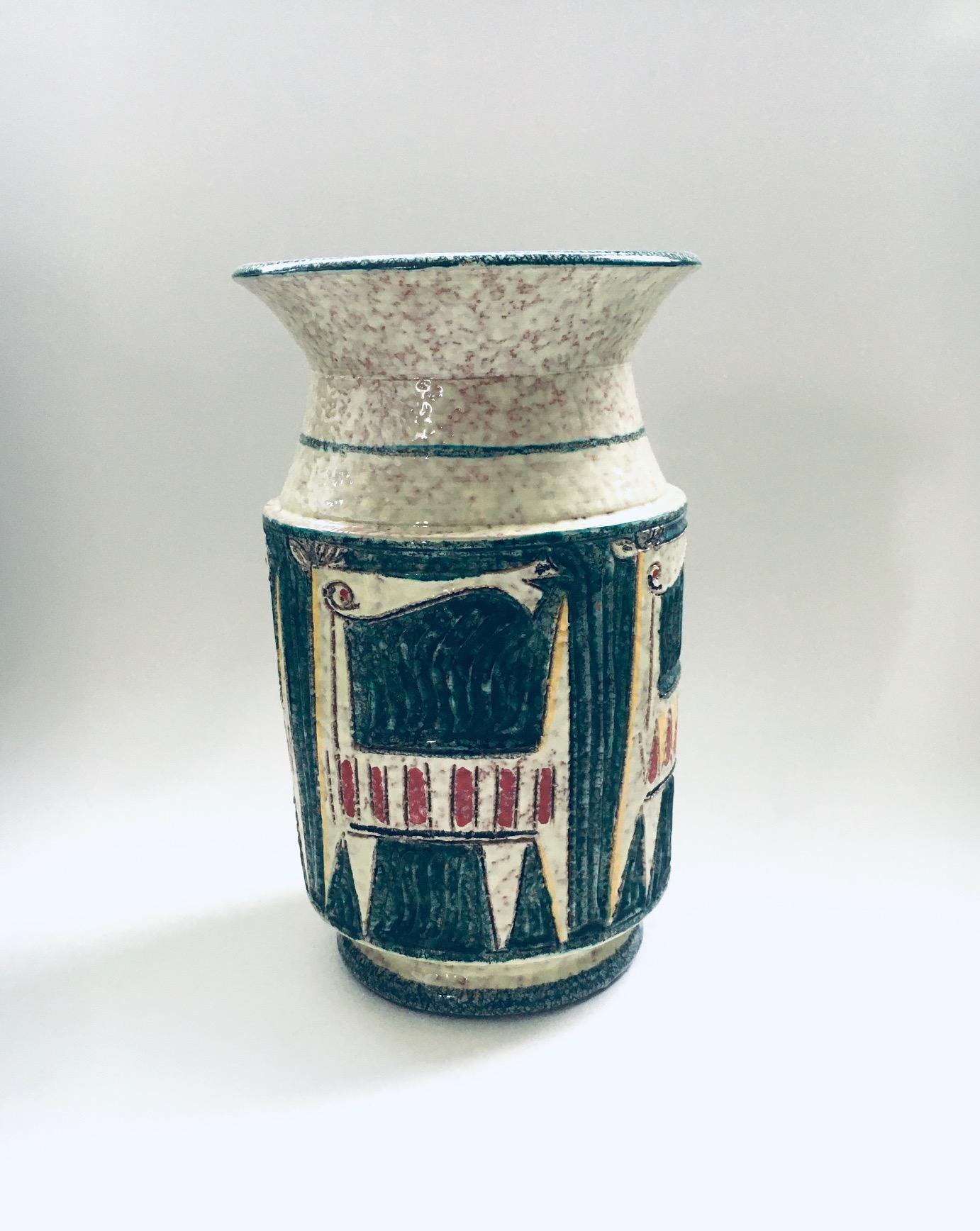 Vintage Midcentury Art Ceramics Studio Steingut Etruscan Horses Vase Modell 63/65 von Fratelli Fanciullacci, hergestellt in Italien 1960er Jahre. Signiert Italien 63/65 auf der Unterseite. Großes Modell Vase mit schönen abstrakten illustrierten