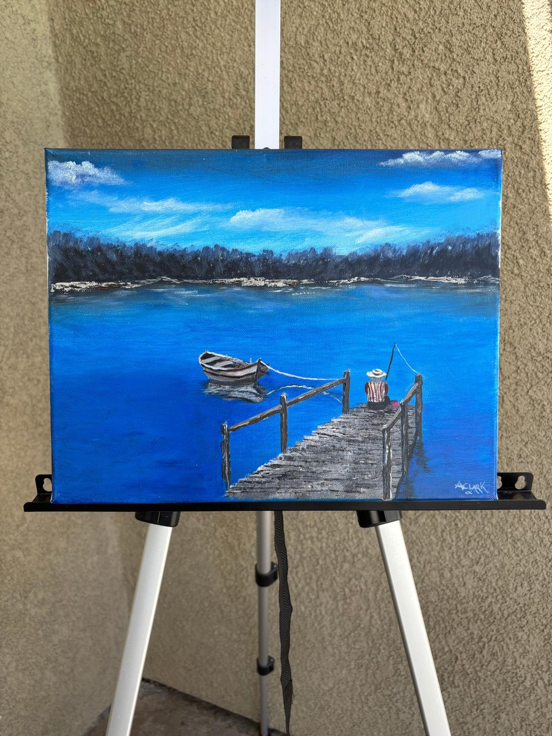<p>Commenti dell'artista<br>Una figura solitaria siede all'estremità di un molo di legno, in attesa di una cattura. Una piccola barca galleggia dolcemente nelle vicinanze e proietta il suo riflesso sull'acqua calma. Il lago rispecchia il cielo,
