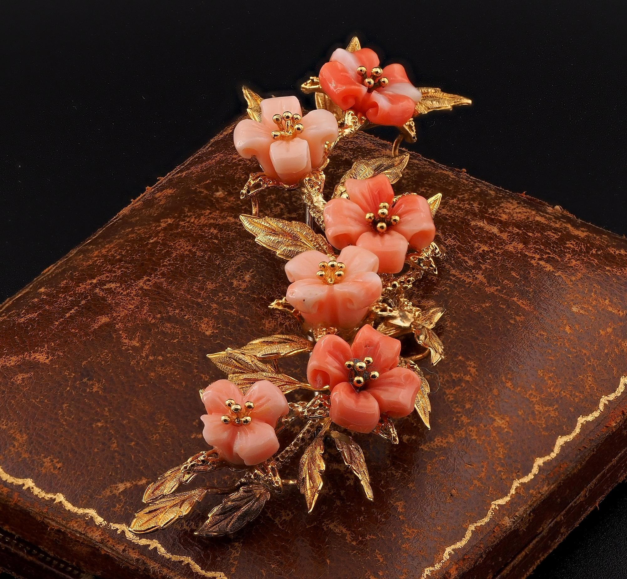 Art Coral Flower Leaf Large Spray Brooch 18 KT gold In Good Condition For Sale In Napoli, IT