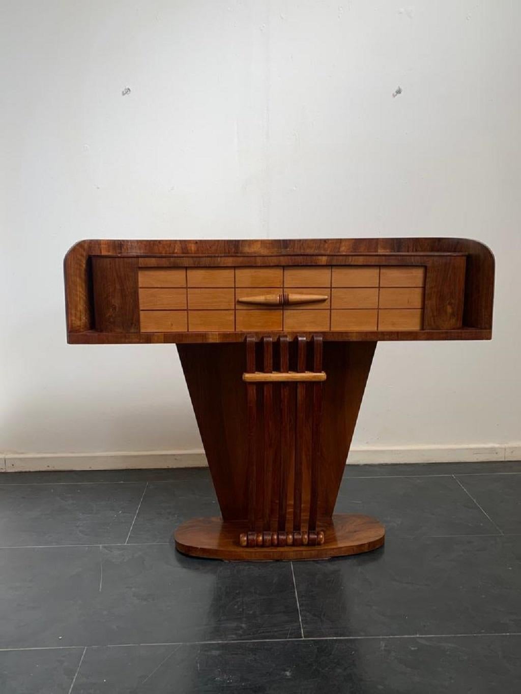 Art Deco console in maple and walnut with rosewood thread inlays, 1920s-30s. It shows slight signs due to age and use.
Packaging with bubble wrap and cardboard boxes is included. If the wooden packaging is needed (fumigated crates or boxes) for US