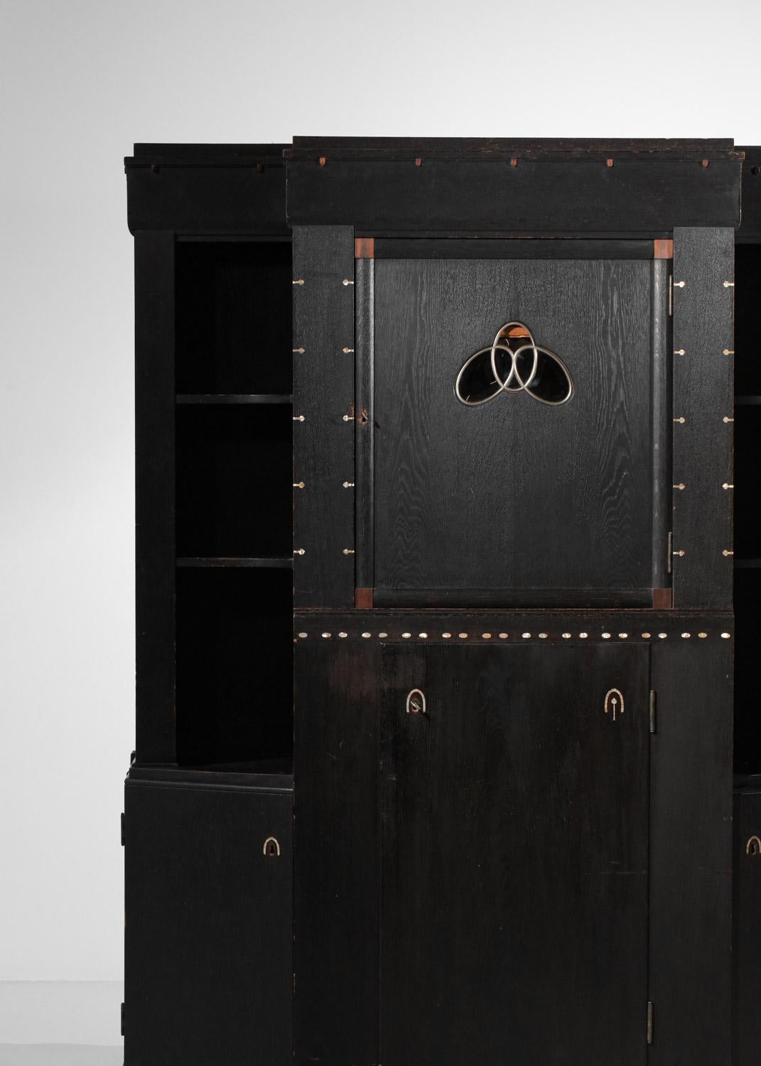 Meuble Craft des années 20 en chêne noirci attribué à Josef Hoffmann  État moyen - En vente à Lyon, FR