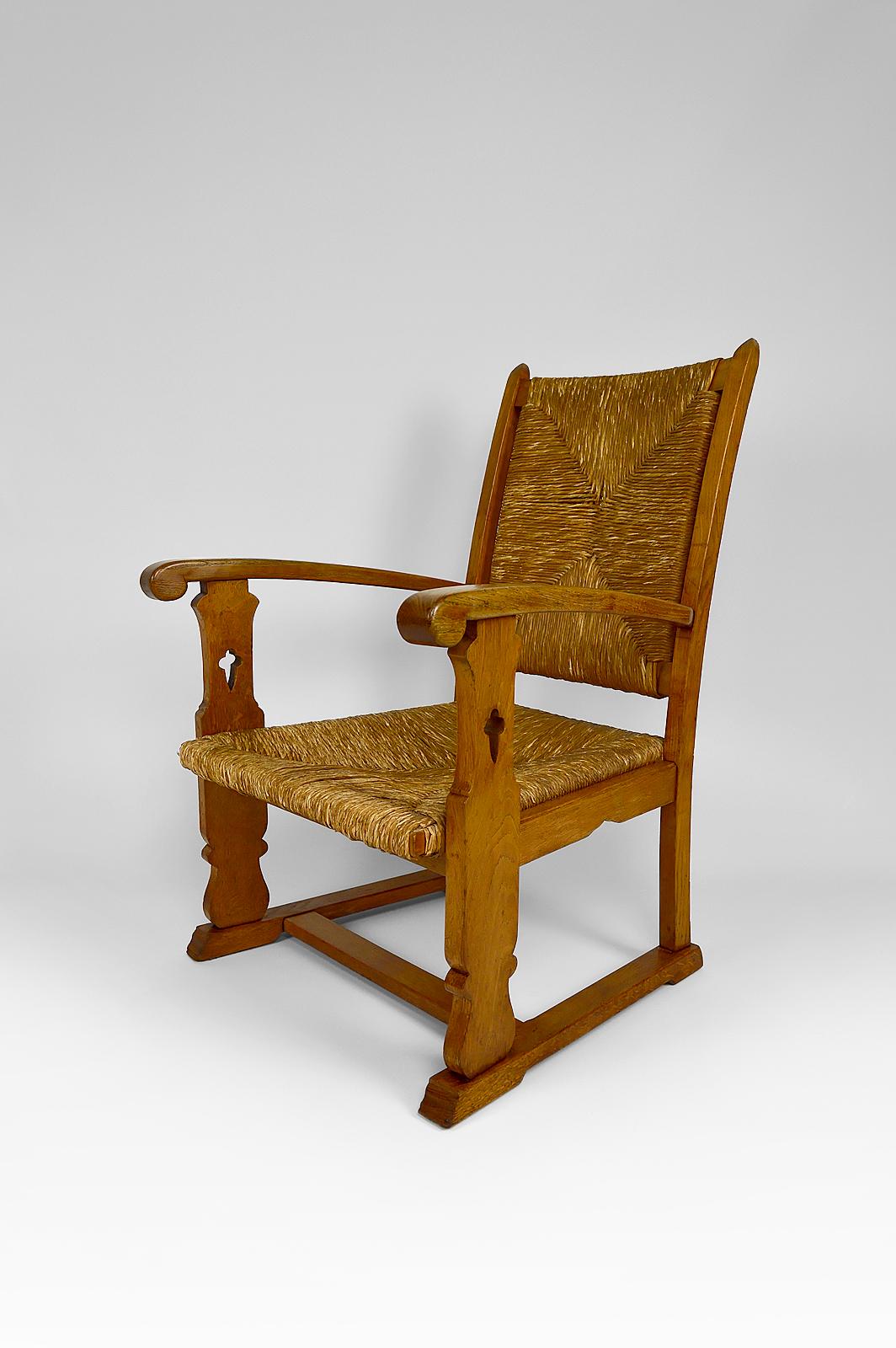 Art & Crafts / Gothic Revival Armchair in Oak and Straw, circa 1900 4