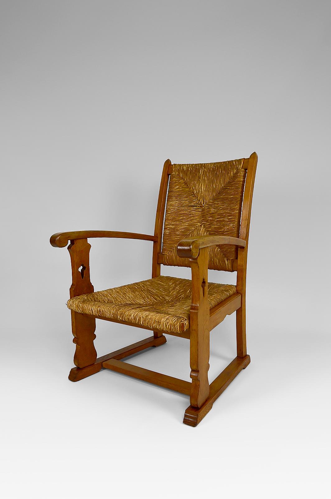 Beautiful armchair with oak structure ans straw backrest and seat.

Art & Crafts / Gothic Revival style, United-Kingdom or Netherlands, circa 1900/1910.

In good condition.
Restored : structure cleaned, treated and waxed.

Dimensions :
Height