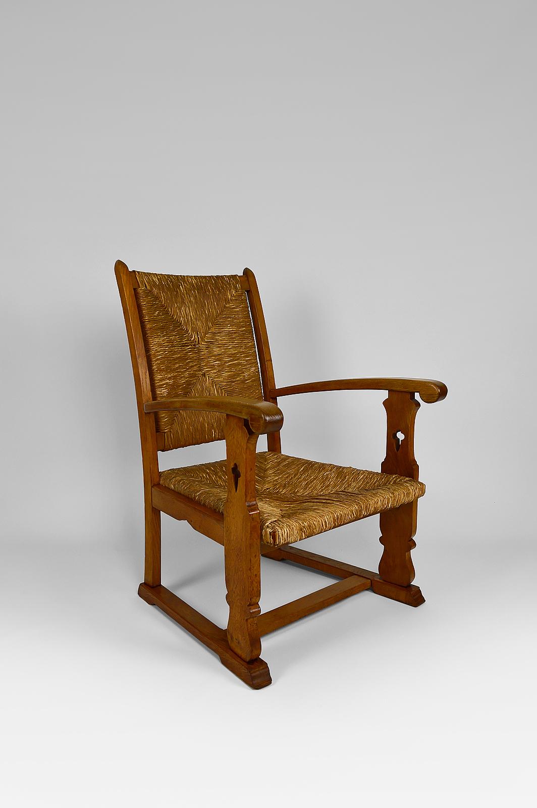Art & Crafts / Gothic Revival Armchair in Oak and Straw, circa 1900 In Good Condition In VÉZELAY, FR