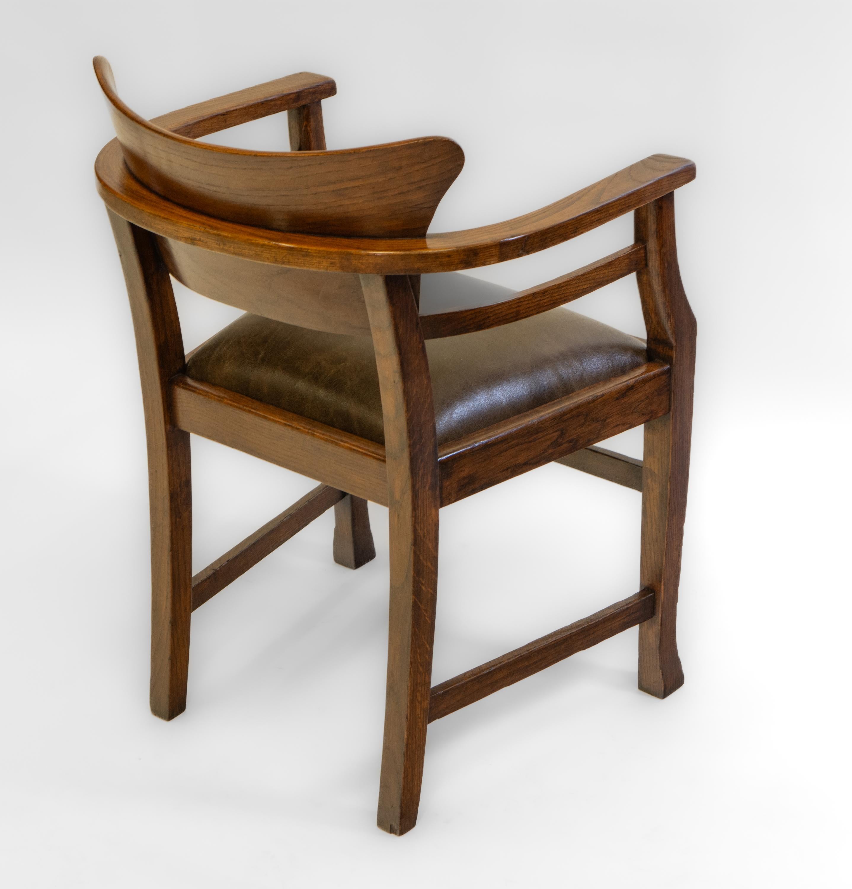 Allemand Chaise de bureau Art & Crafts en chêne et cuir dans le style de Richard Riemerschmid 2 en vente