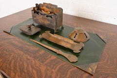 Art Crafts Shop Gehämmertes Kupfer Sechsteiliges Schreibtischset, CIRCA 1905