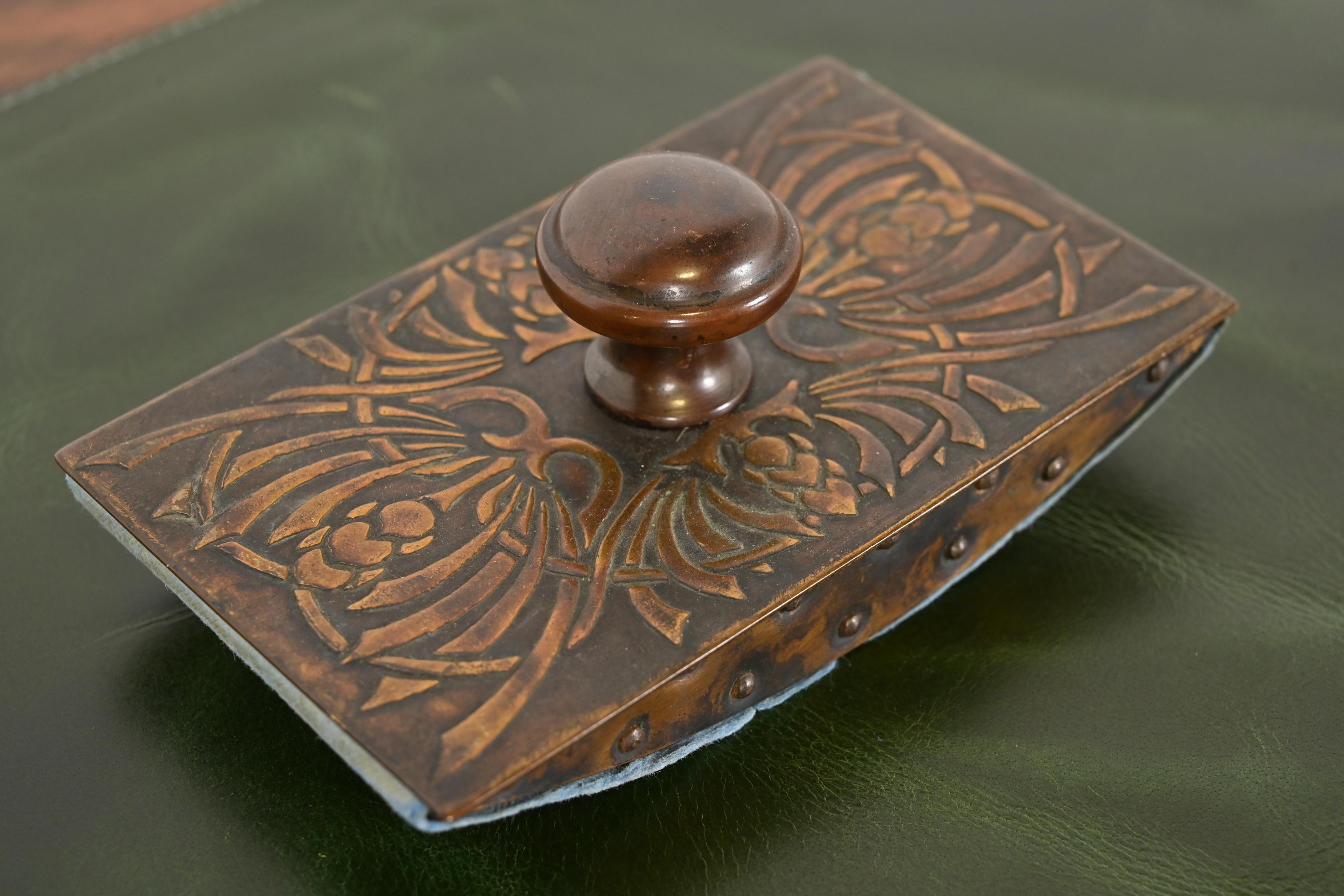 Art Crafts Shop Hammered Copper Six-Piece Desk Set, Circa 1905 For Sale 2