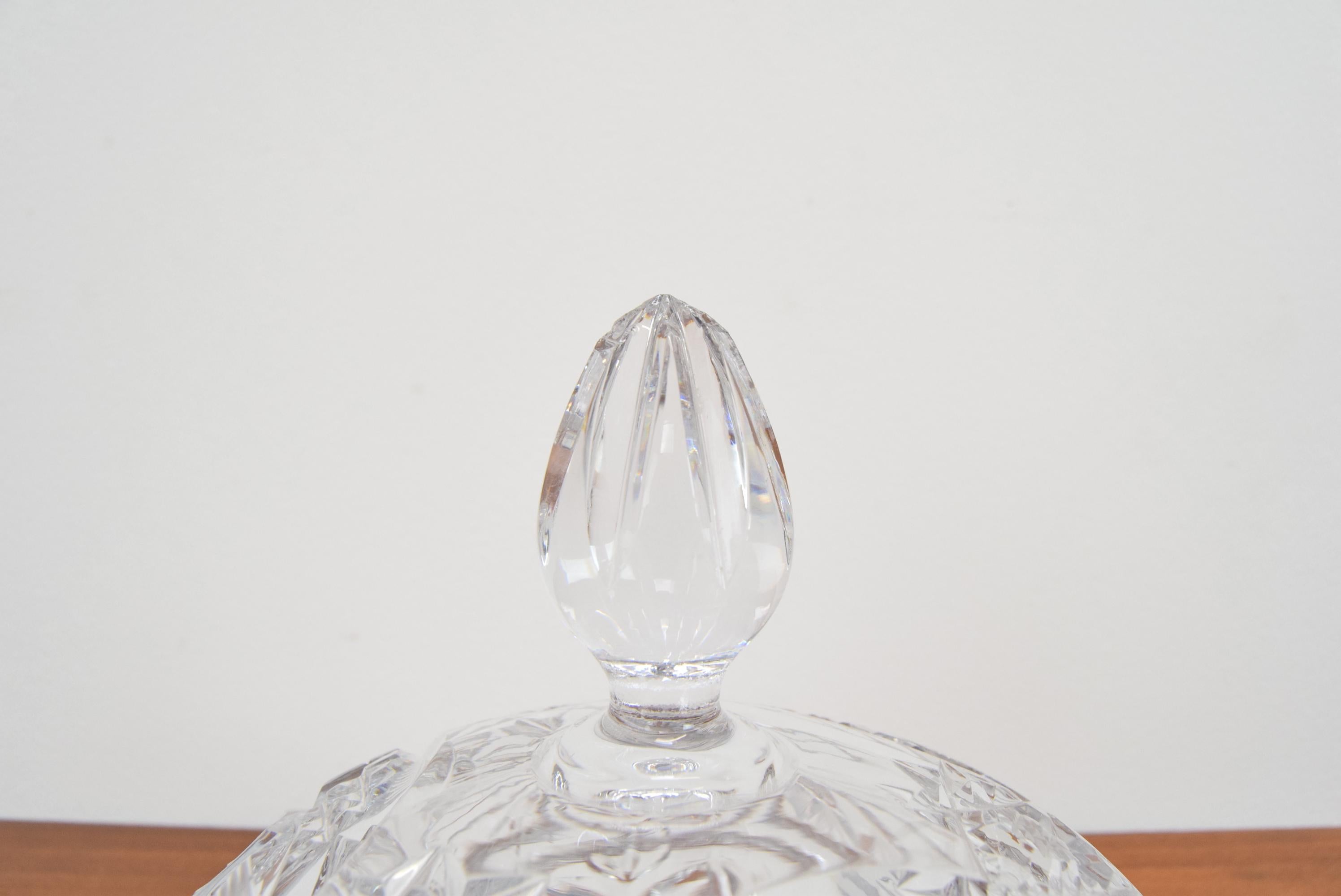 Tarro de cristal tallado artístico, Bohemia Crystal, años 60. mediados del siglo XX en venta