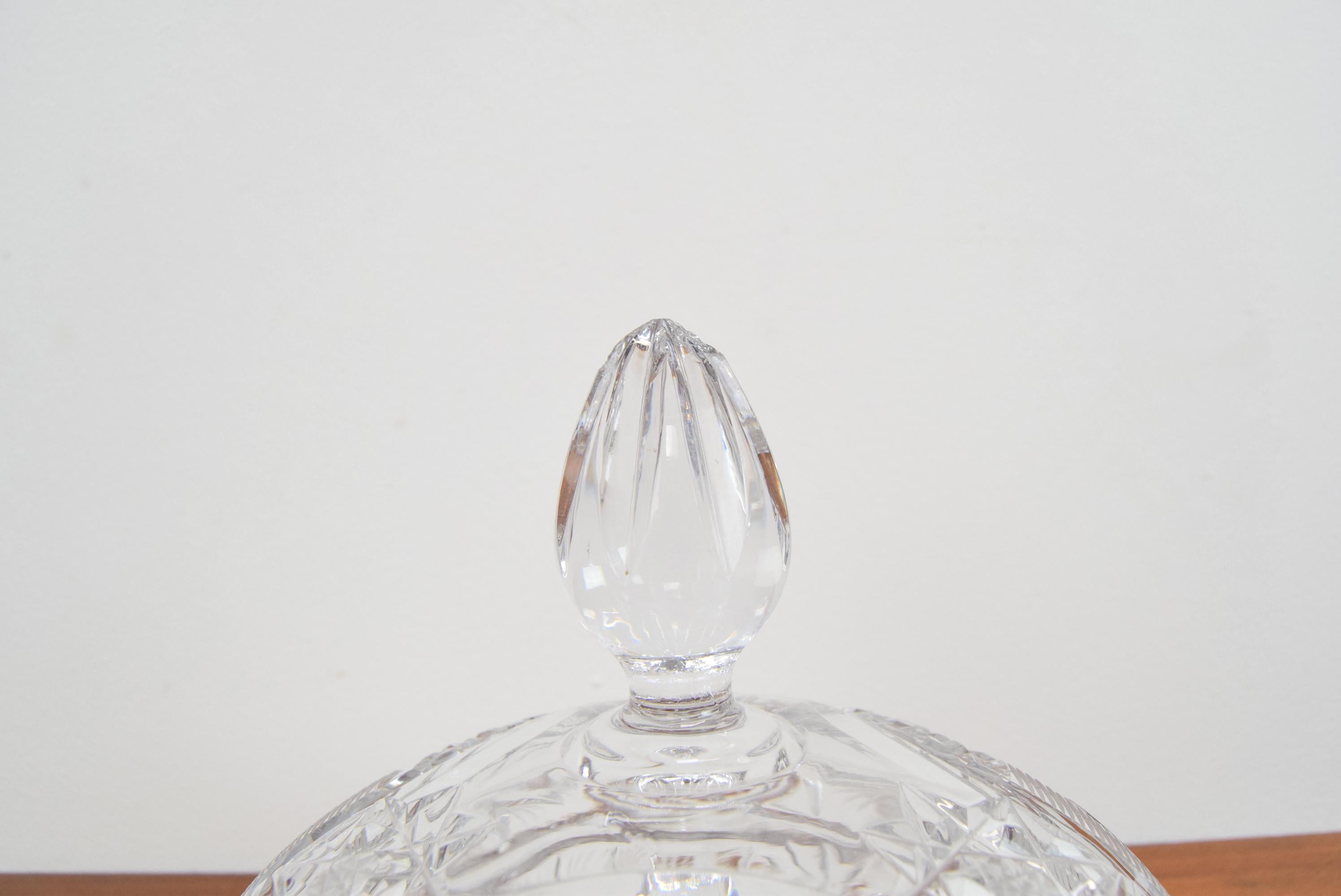 Tarro de cristal tallado artístico, Bohemia Crystal, años 60. Cristal en venta