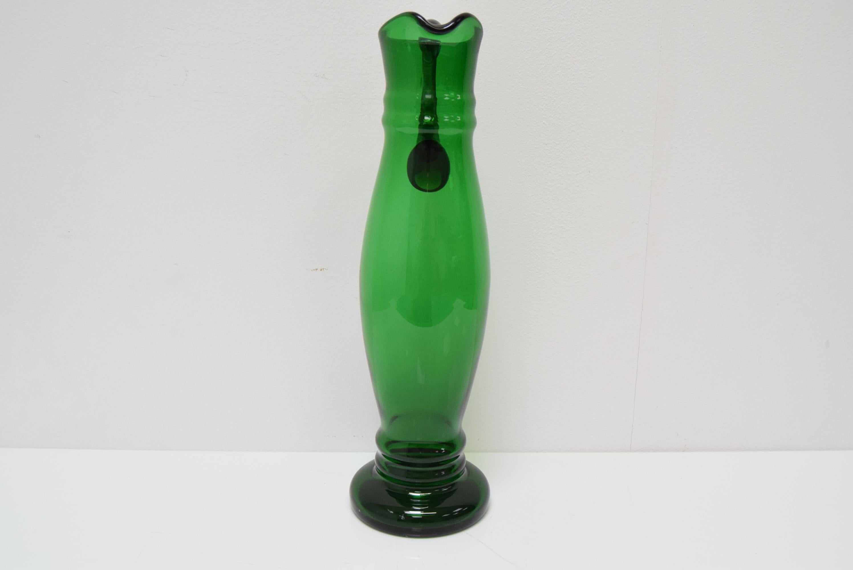 Tchèque Pichet en verre tchèque, par Glasswork, né en novembre 1930.  en vente