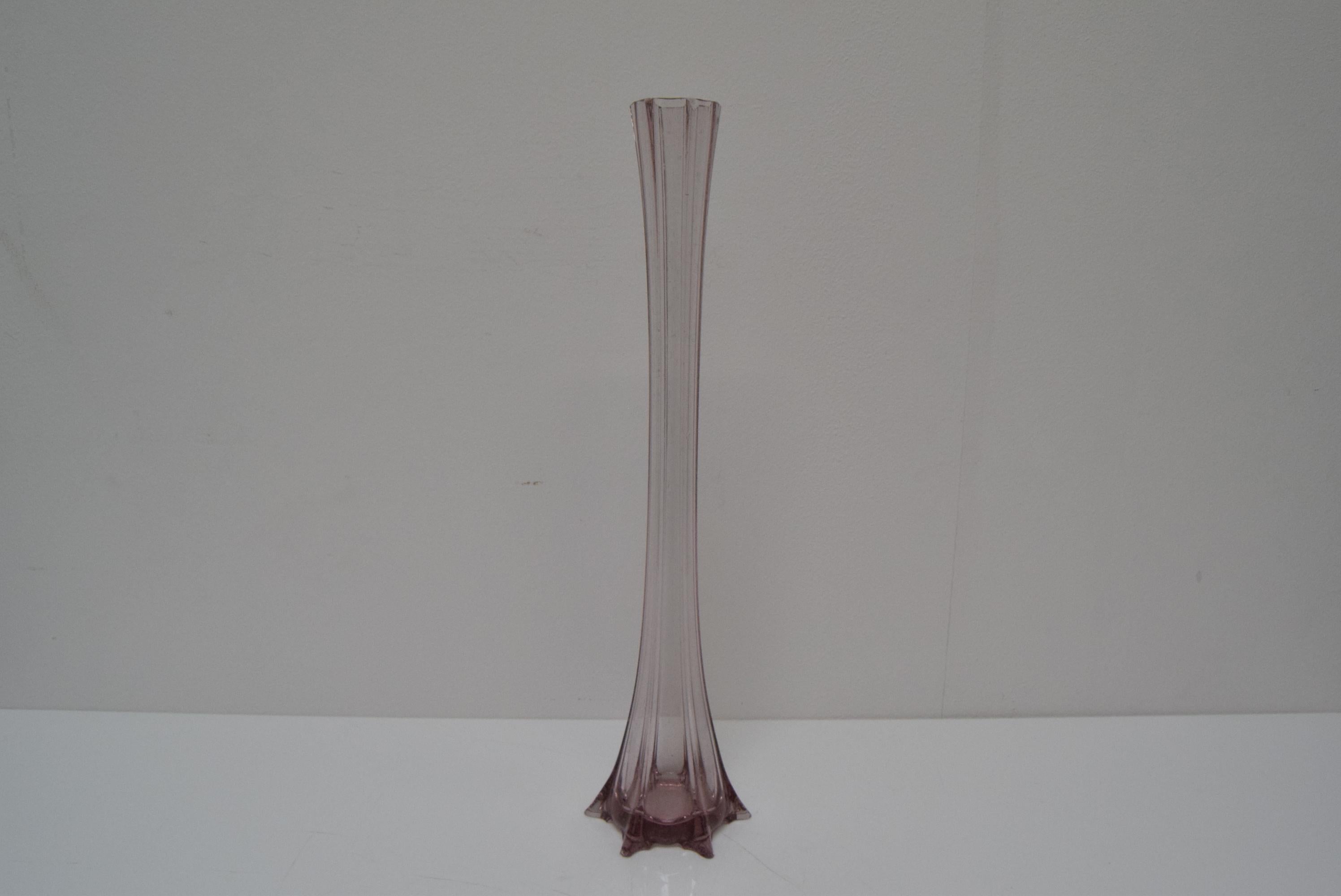 
Fabriqué en Tchécoslovaquie
En verre d'art
Le vase est ébréché au fond (voir foto)
Repolissage
Bon état d'origine.