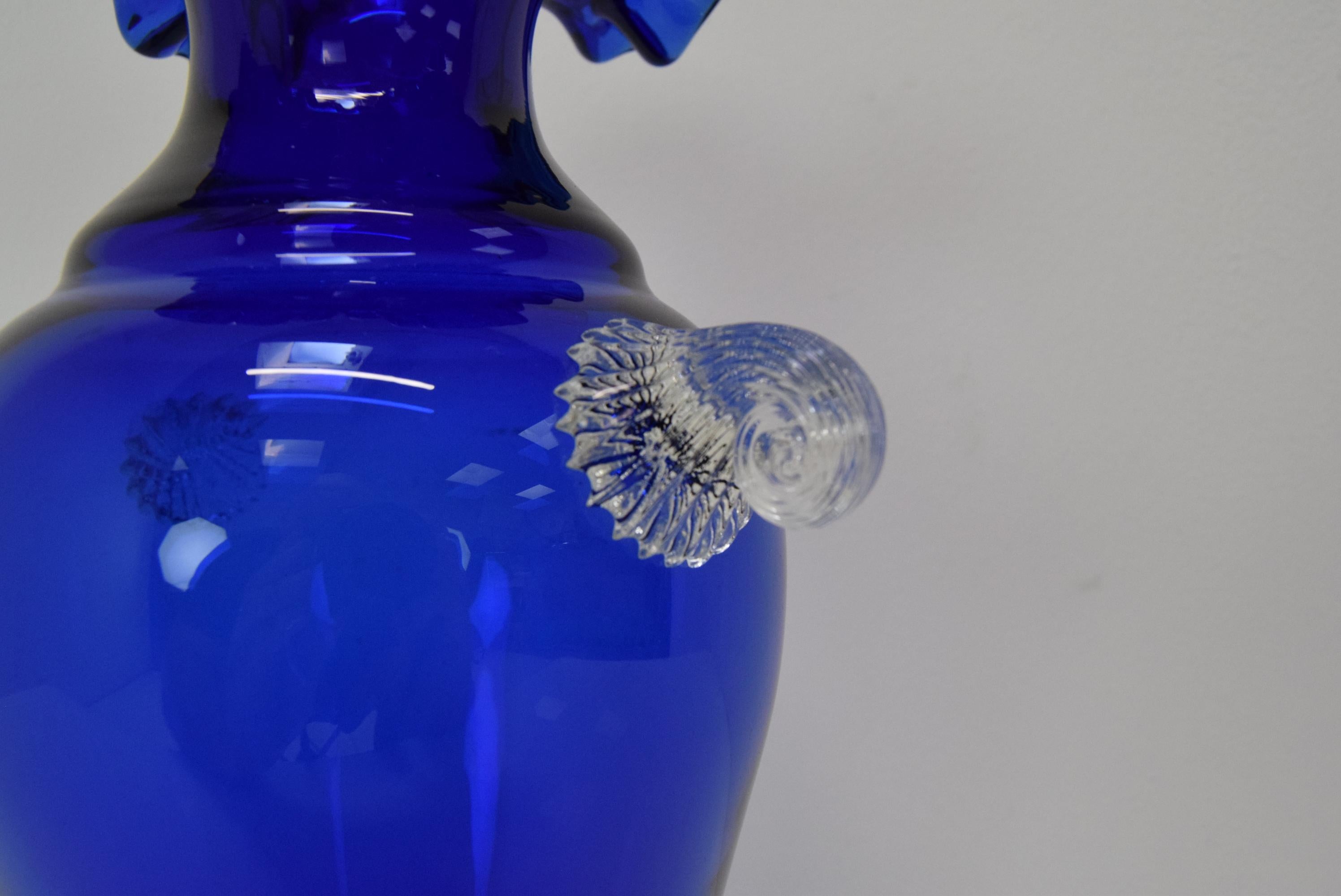 Milieu du XXe siècle Vase en verre tchèque, par Glasswork, né Novy, années 1950.  en vente