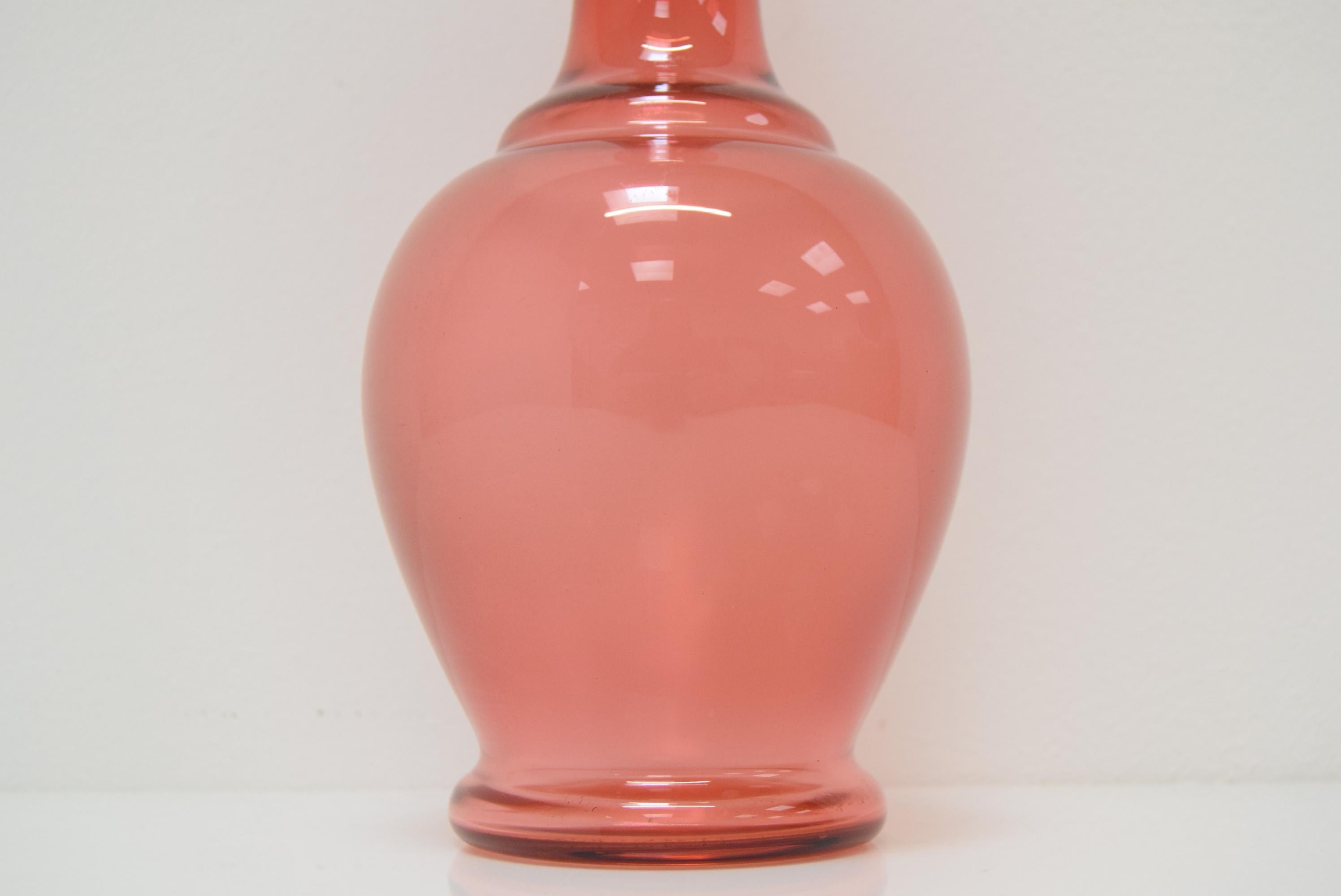 Verre d'art Vase en verre tchèque d'art, par Glasswork, né en novembre 1950  en vente