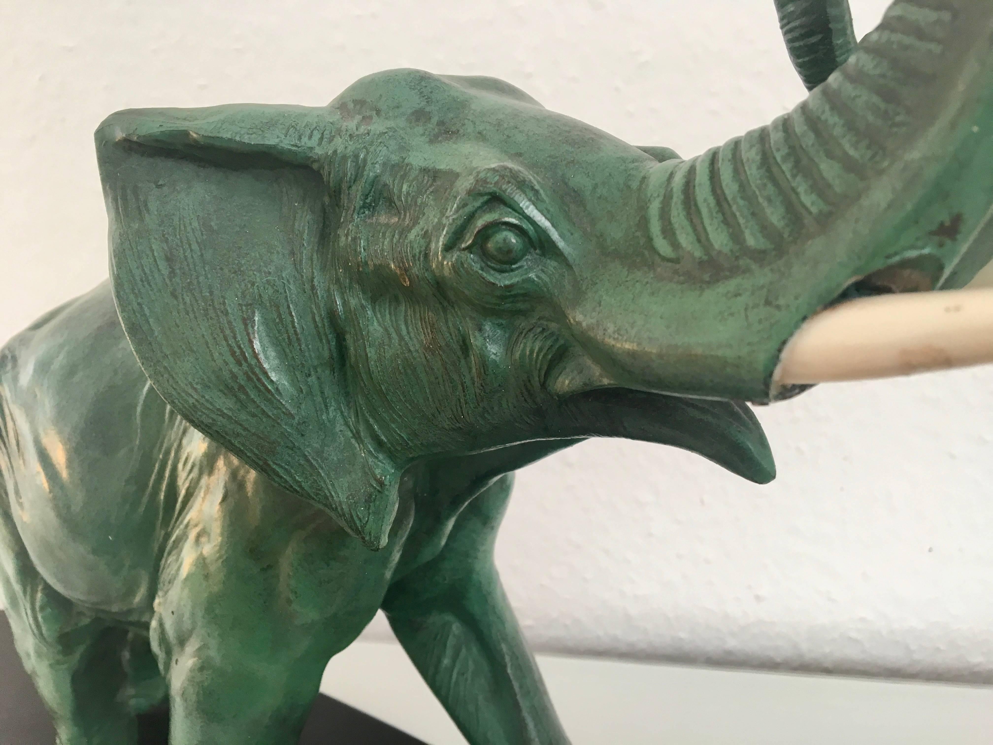 Francese Scultura Elefante Art Deco in Regule su Socle di marmo nero, Francia anni '30 in vendita