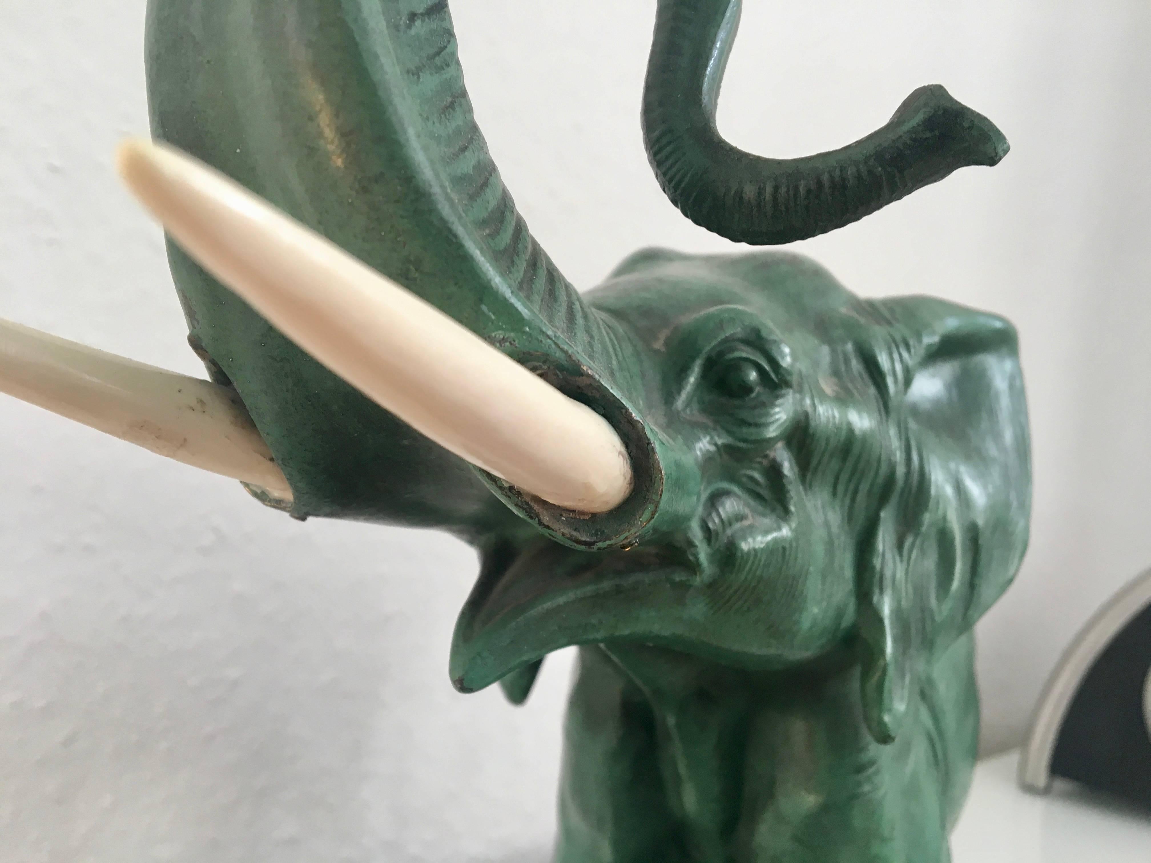 Scultura Elefante Art Deco in Regule su Socle di marmo nero, Francia anni '30 In condizioni buone in vendita a Ulm, DE