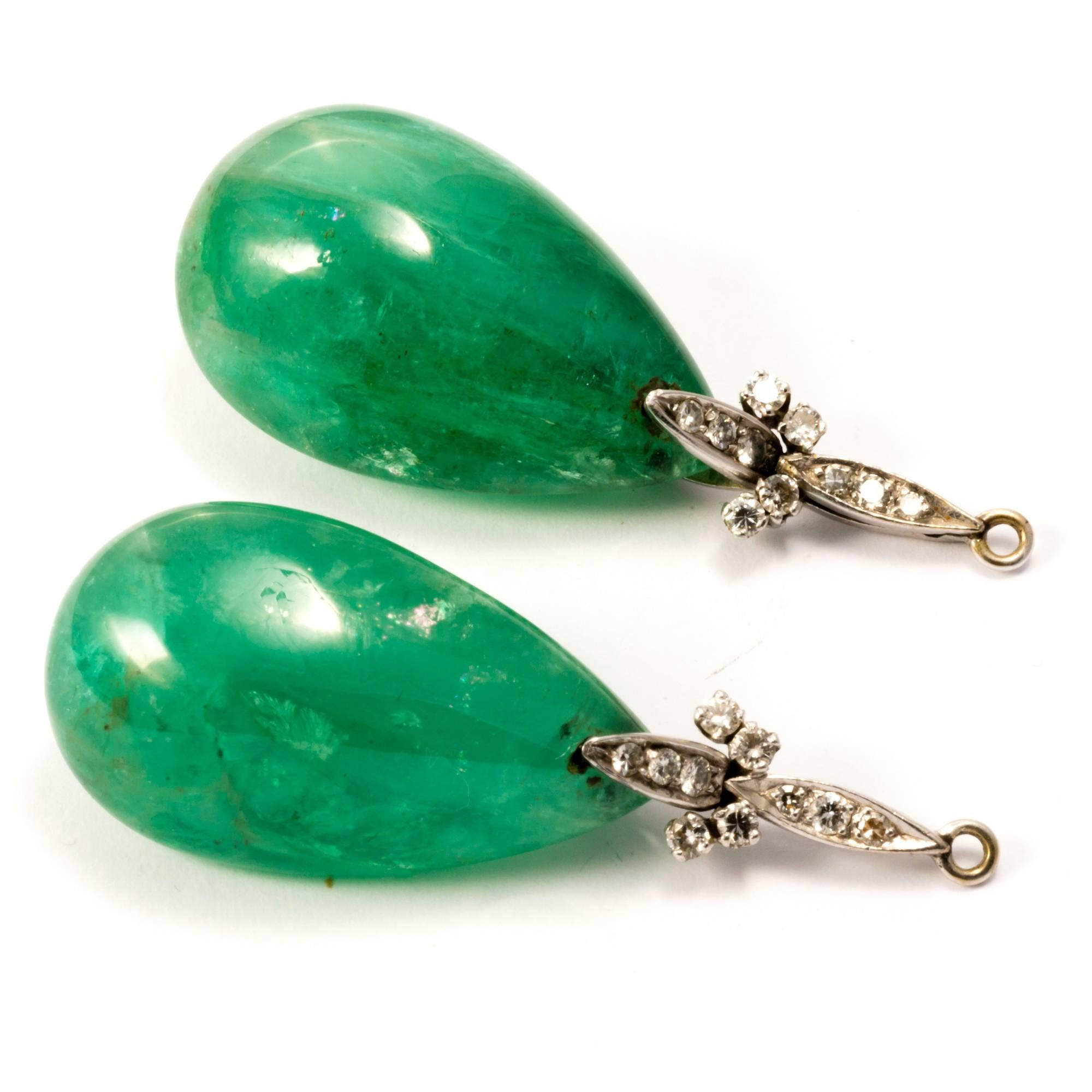 Vintage and unique, these original earrings from 1920's are truly amazing! Featuring 2 large emerald drops (weighing 40 carats each!) that are a wonder of nature, the design and manufacture of this high-jewelry earrings perfectly represents the art
