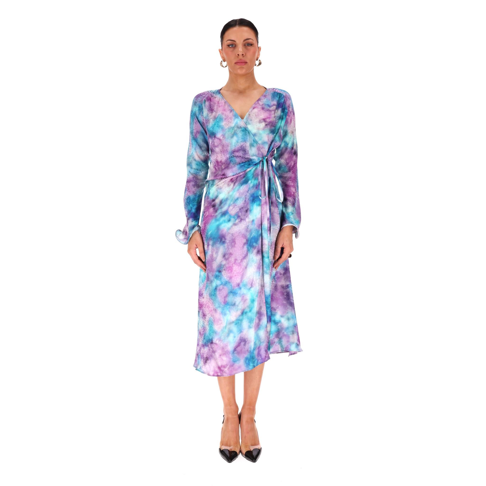Vestido envolvente de seda teñida Art Dealer

Vestido midi de manga larga confeccionado totalmente en seda con un diseño de lazos en azul y morado.

De estilo envolvente, con escote en pico y cierre de lazada lateral.

Precio aprox. 550

Talla -