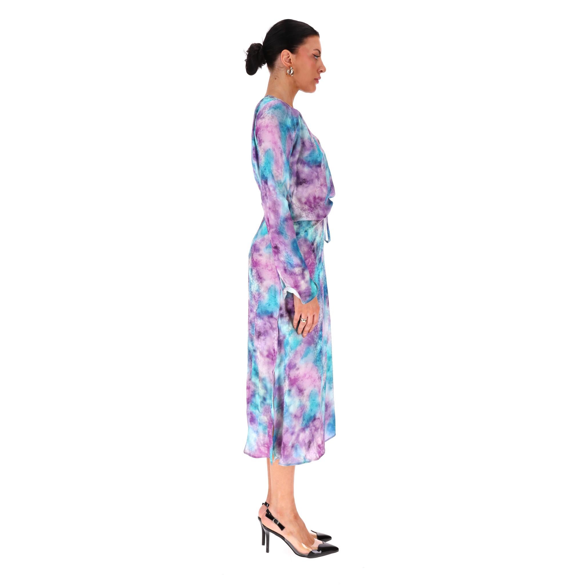 Vestido envolvente de seda teñida Art Dealer Púrpura en venta