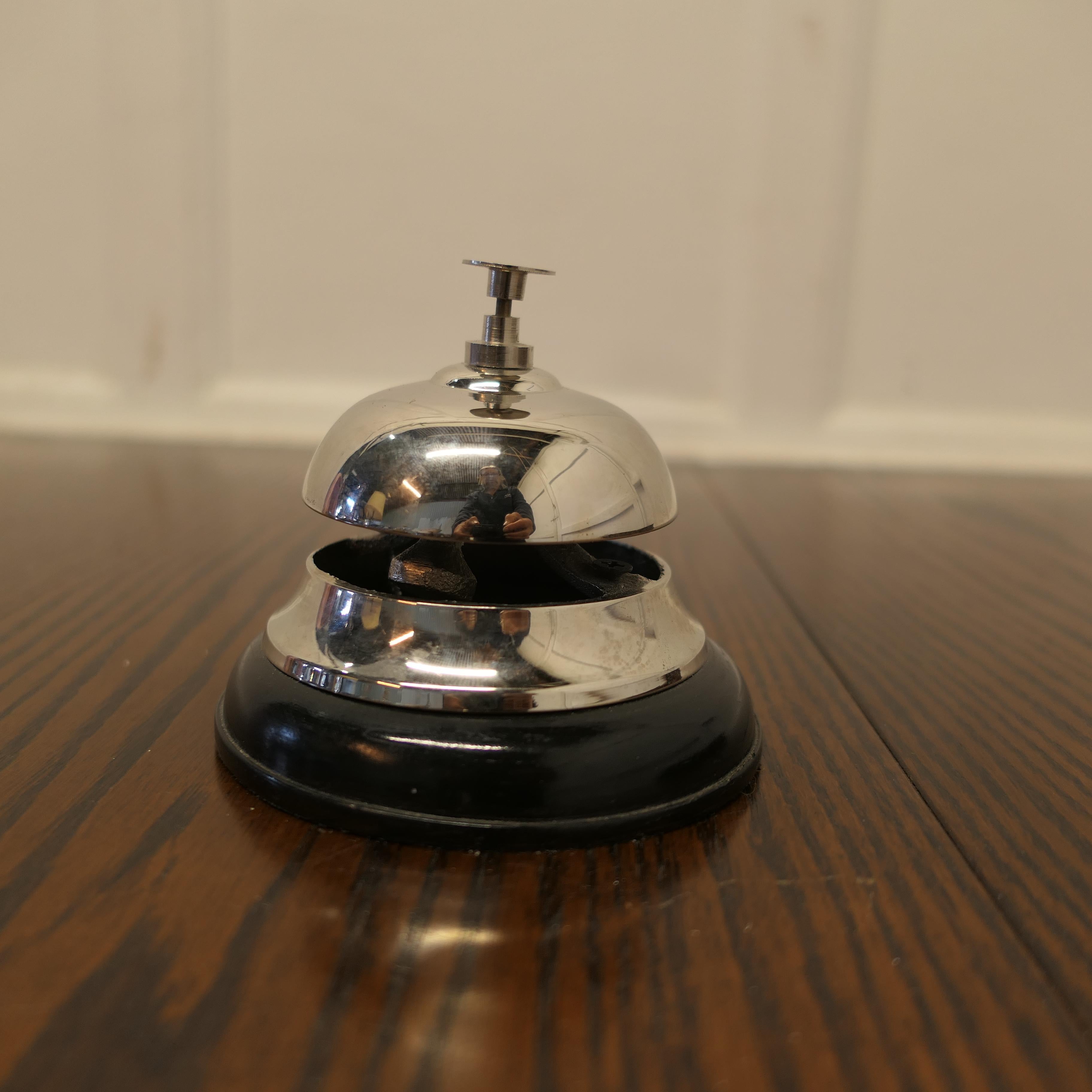 Cloche de comptoir Art Dec chromée, cloche de bureau réception

Fabriquée en chrome, en bon état et prête à l'emploi avec un ding exigeant, la cloche mesure 4