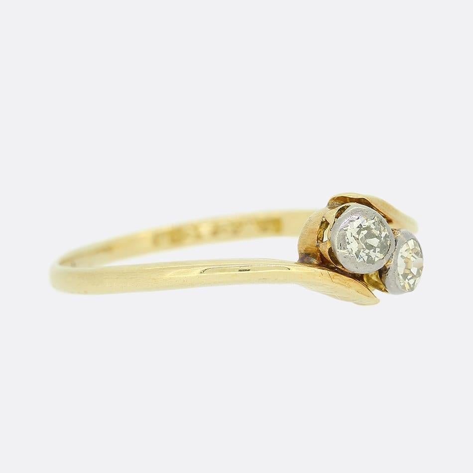 Art Déco Anello a due pietre con diamante incrociato in stile Art Deco da 0,10 carati in vendita