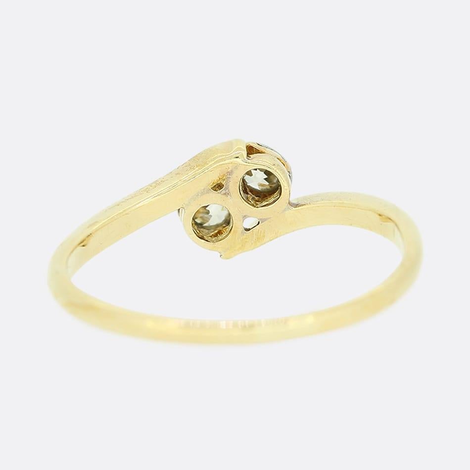 Taglio rotondo Anello a due pietre con diamante incrociato in stile Art Deco da 0,10 carati in vendita
