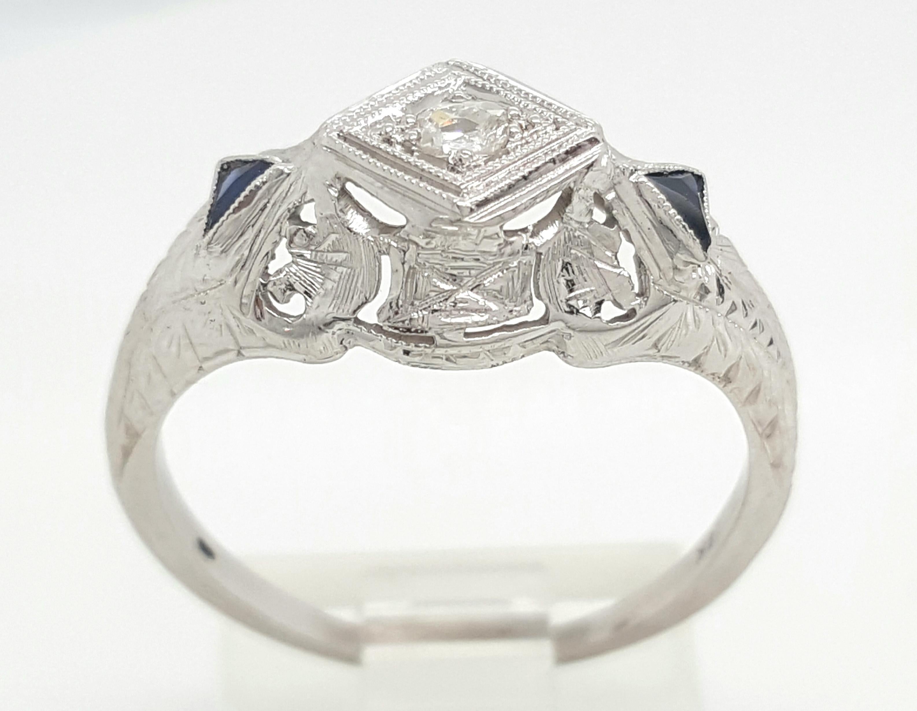 Art Deco 0.15 Carat Oval Cut Diamond and Blue Sapphire Engagement Ring For Sale 2