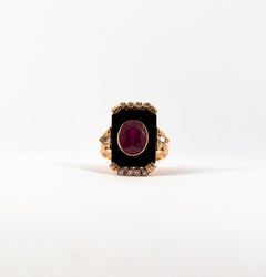 Art Deco 0.18 Carat White Diamond 2.10 Carat Ruby Onyx Yellow Gold Cocktail Ring