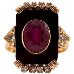Art Deco 0.18 Carat White Diamond 2.10 Carat Ruby Onyx Yellow Gold Cocktail Ring
