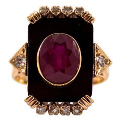 Art Deco 0.18 Carat White Diamond 2.10 Carat Ruby Onyx Yellow Gold Cocktail Ring Art Deco 0.18 Carat White Diamond 2.10 Carat Ruby Onyx Yellow Gold Cocktail Ring