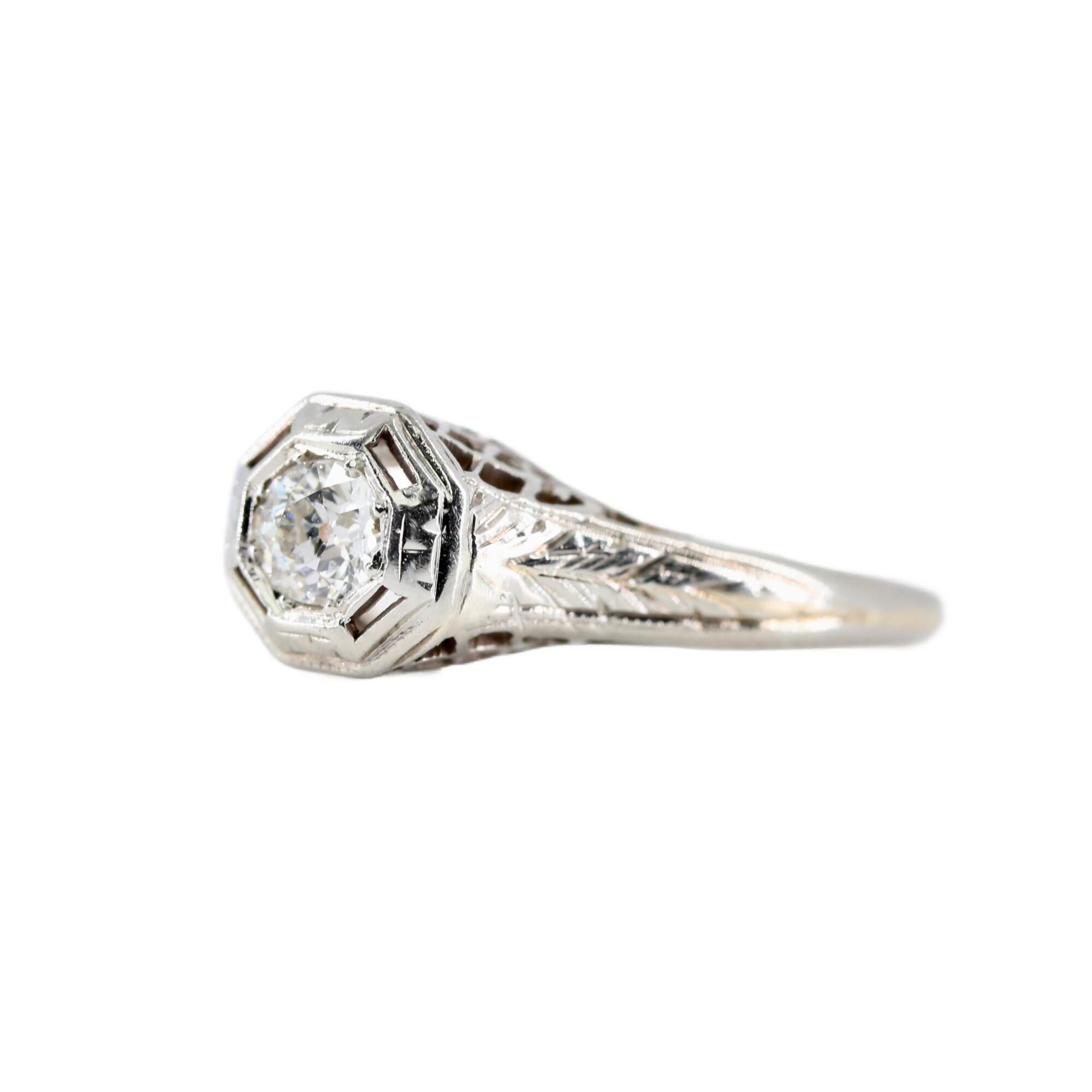 Aston Estate Jewelry Presenta:

Anillo de compromiso de diamantes de filigrana de la época Art Déco. Centrado por un diamante talla europea antigua de 0,25 quilates de color H y claridad VS2.  Se complementa con detalles grabados a mano y filigranas