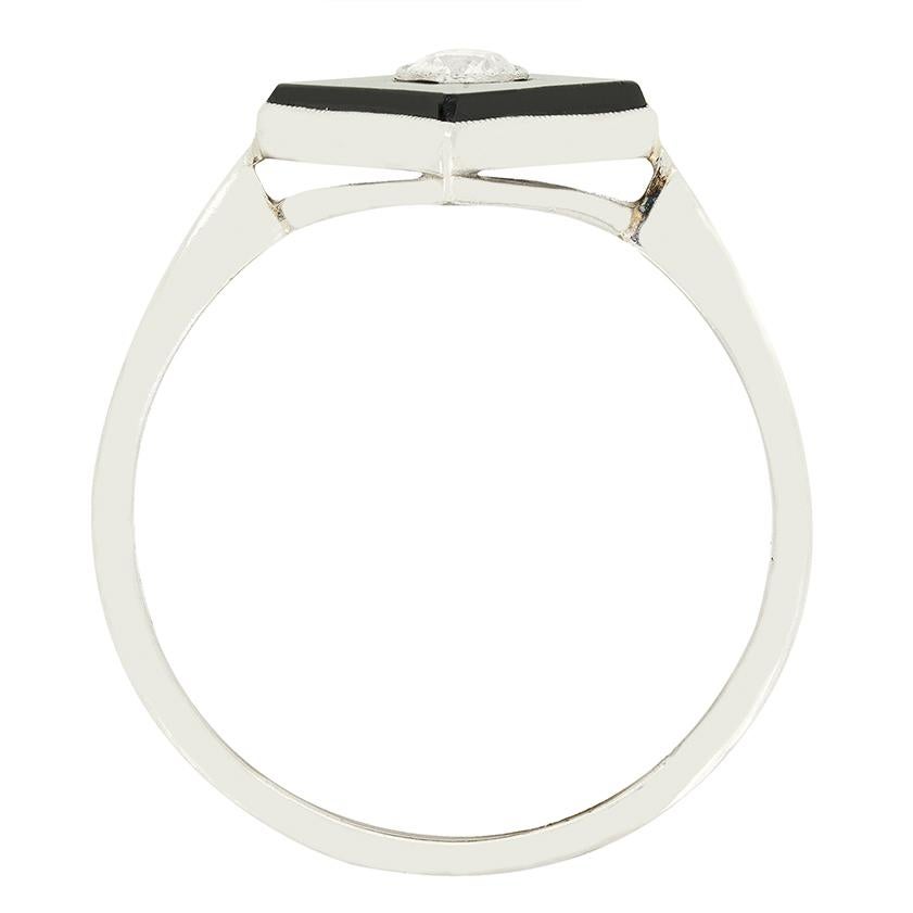 Risalente all'epoca dell'Art Déco, questo è un pezzo davvero unico che ruota attorno a un singolo diamante scintillante. Il diamante è una pietra di 0,20 carati, di taglio antico, con colore H e purezza VS2. Incastonato nel platino, il diamante si