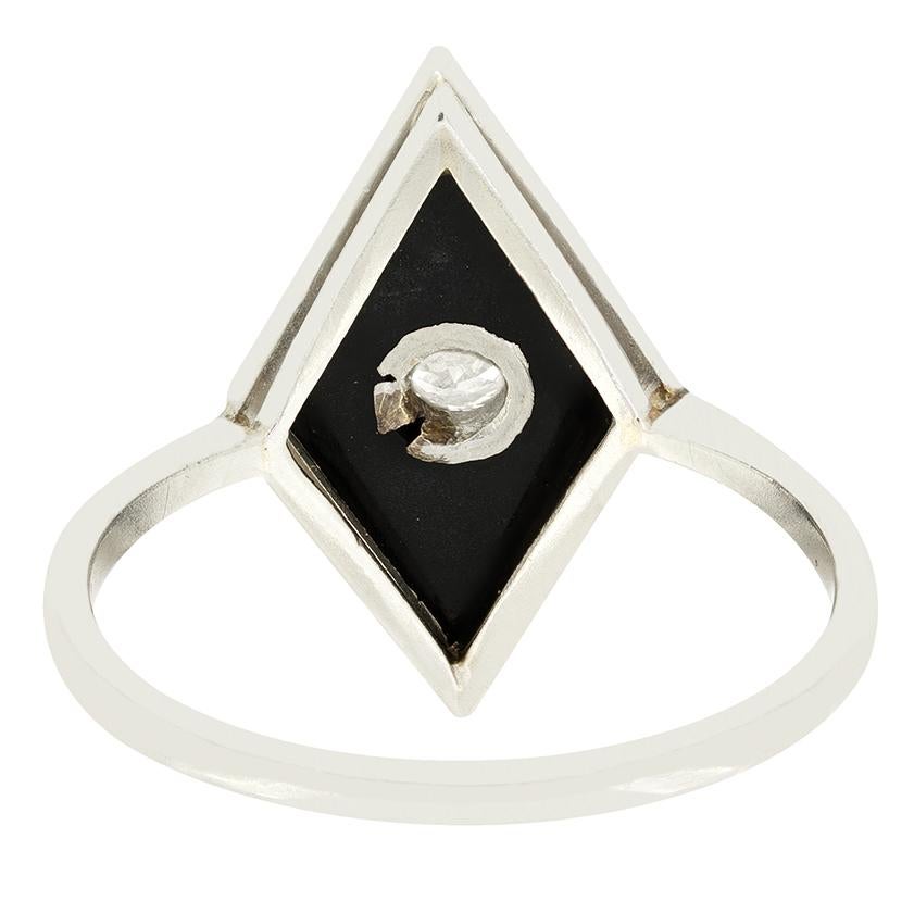 Taglio antico europeo Anello Art Deco con diamante e onice da 0,20 carati, 1920 ca. in vendita