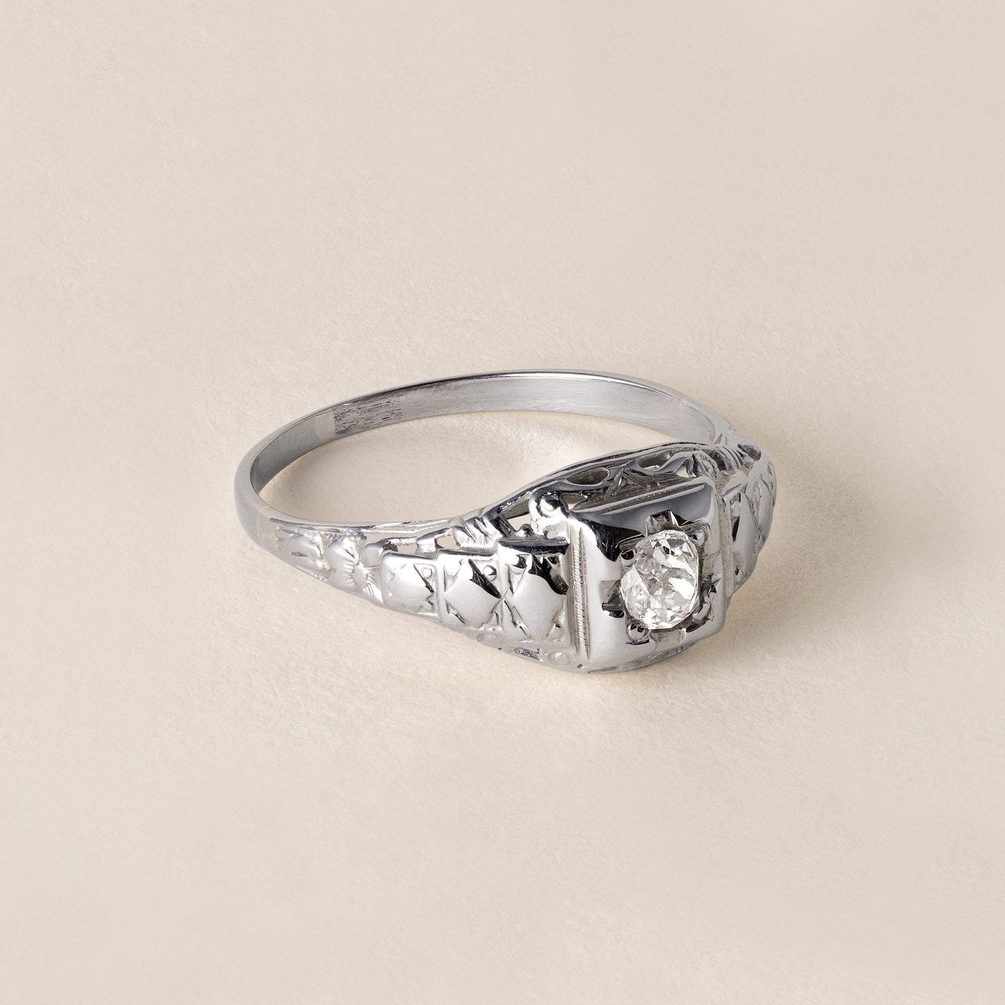 Bague Art Déco Circa 1920
Diamant taille coussin ancienne mine
pèse ~0,25 carat
G-H VS
Jolis détails le long de la bande et autour du diamant
Dommages mineurs dus à l'usure (non visibles depuis le dessus)
2.5 grammes
Bague taille 8