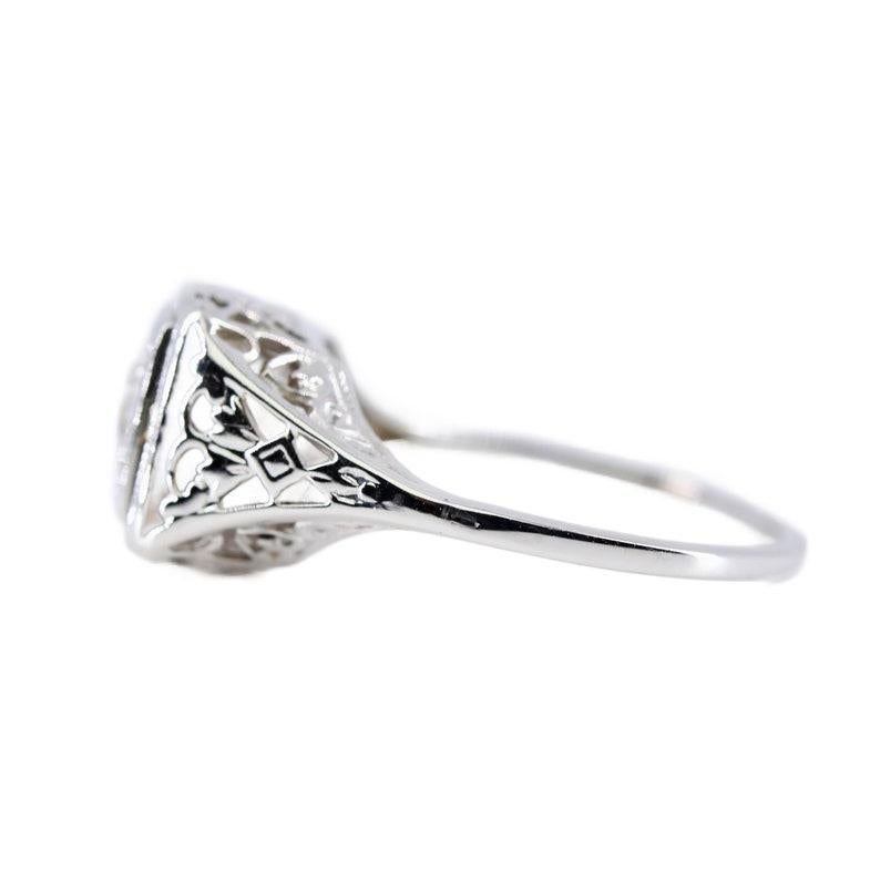 Women's or Men's Art Deco 0.25ct Diamond Solitaire Engagement Filigree Ring in 18K White Gold For Sale
