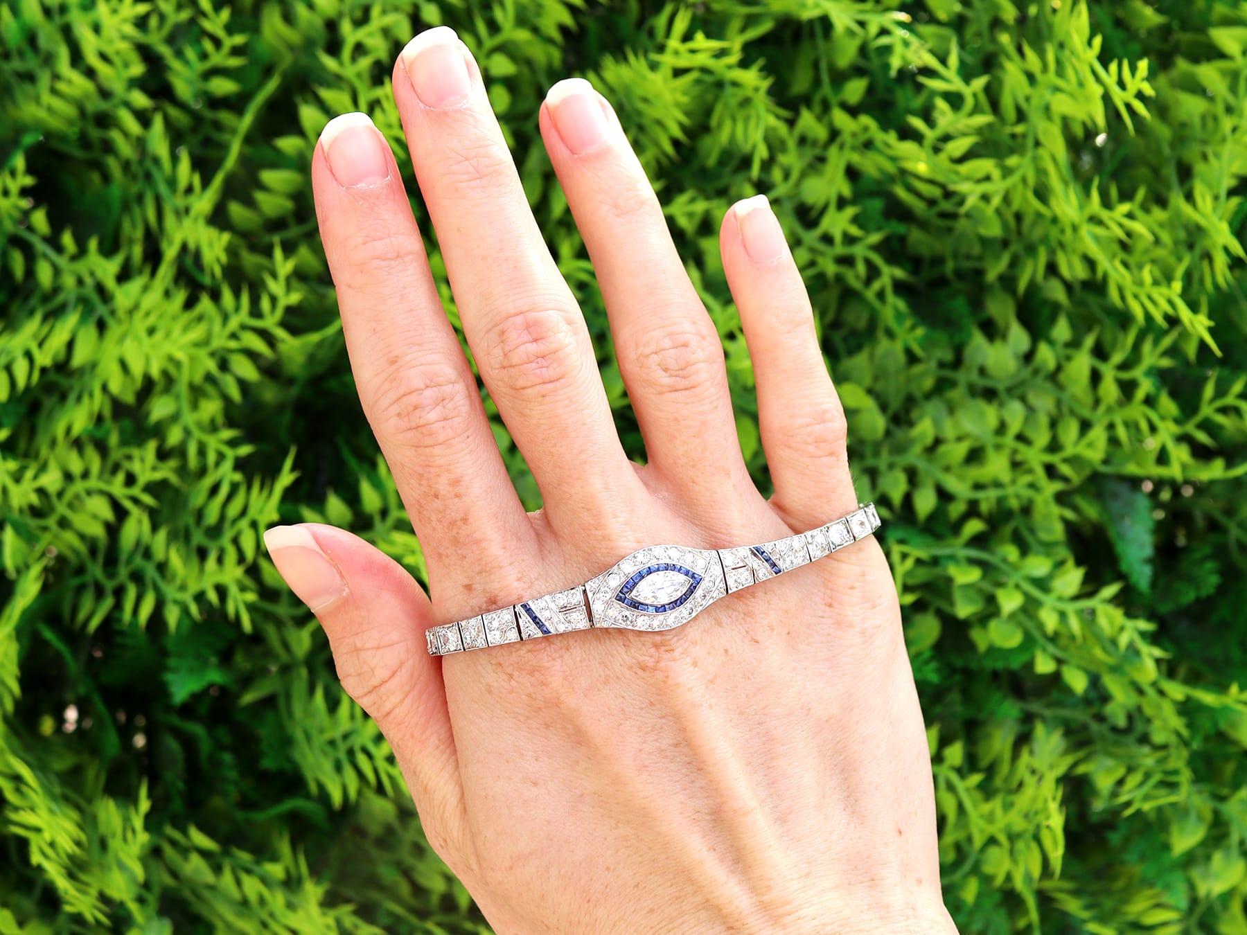Uno splendido, raffinato e impressionante bracciale antico Art Deco in platino con zaffiro da 0,30 carati e diamante da 7,58 carati; fa parte delle nostre diverse collezioni di gioielli antichi Art Deco di lusso.

Questo splendido, raffinato e