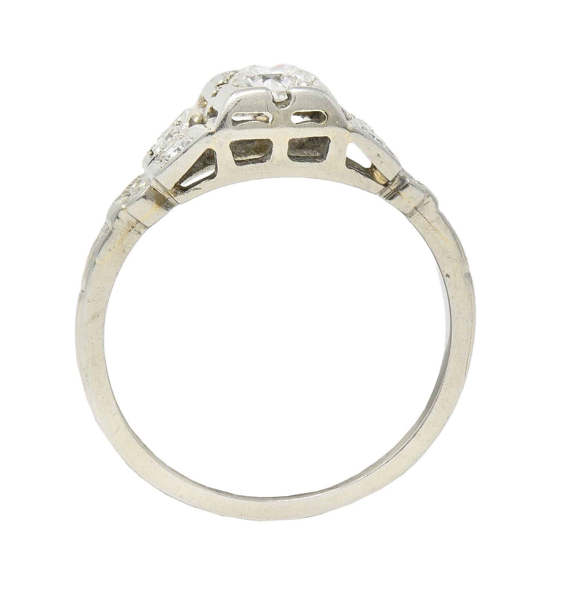 Bague de fiançailles Art déco vintage à fleurs en or blanc 18 carats avec diamants 0,32 carat poids total en vente 5