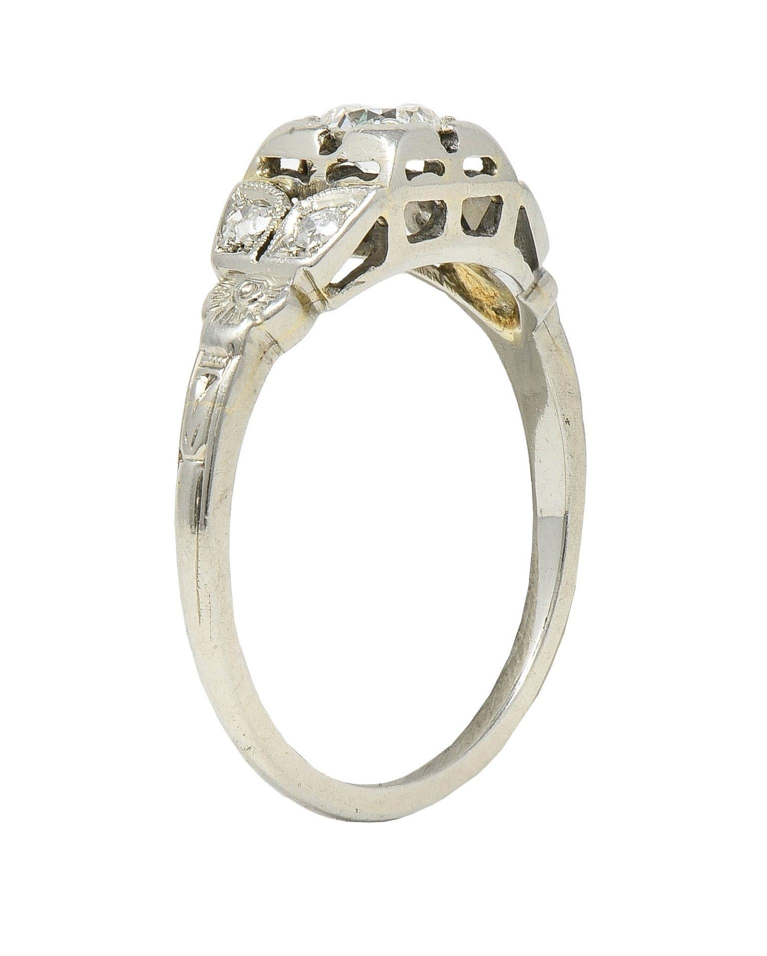 Bague de fiançailles Art déco vintage à fleurs en or blanc 18 carats avec diamants 0,32 carat poids total en vente 6
