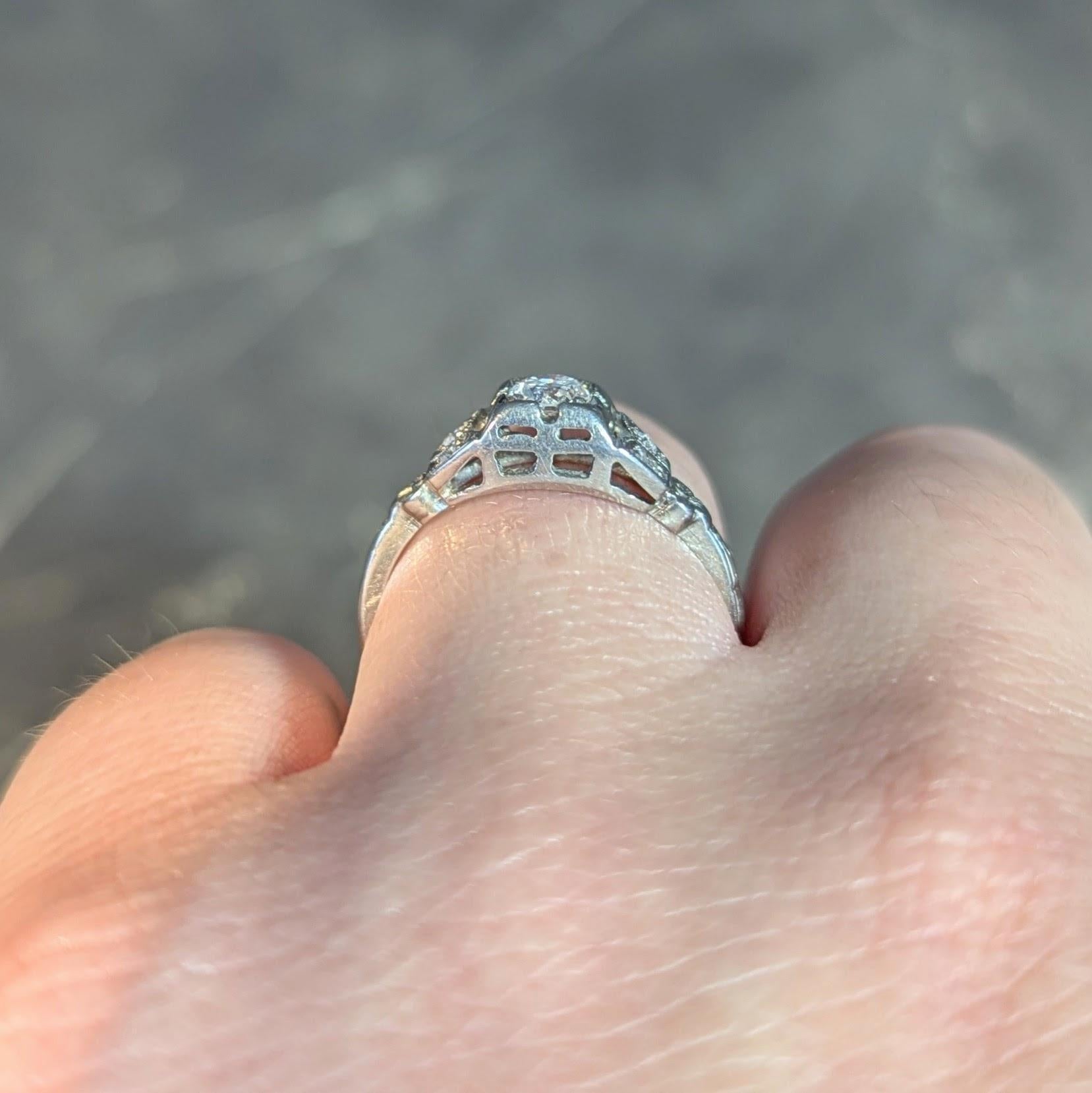 Bague de fiançailles Art déco vintage à fleurs en or blanc 18 carats avec diamants 0,32 carat poids total en vente 7
