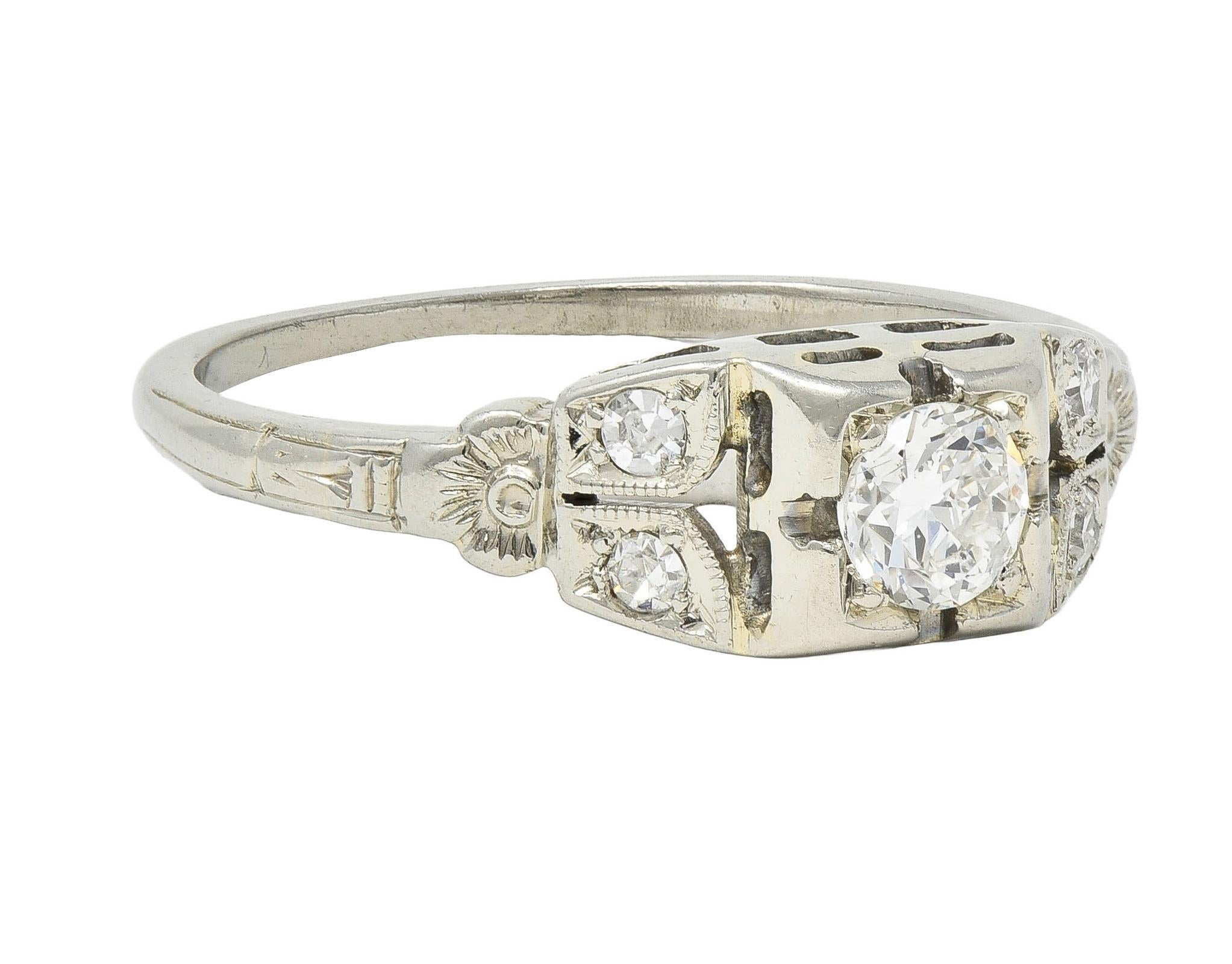 Taille vieille Europe Bague de fiançailles Art déco vintage à fleurs en or blanc 18 carats avec diamants 0,32 carat poids total en vente