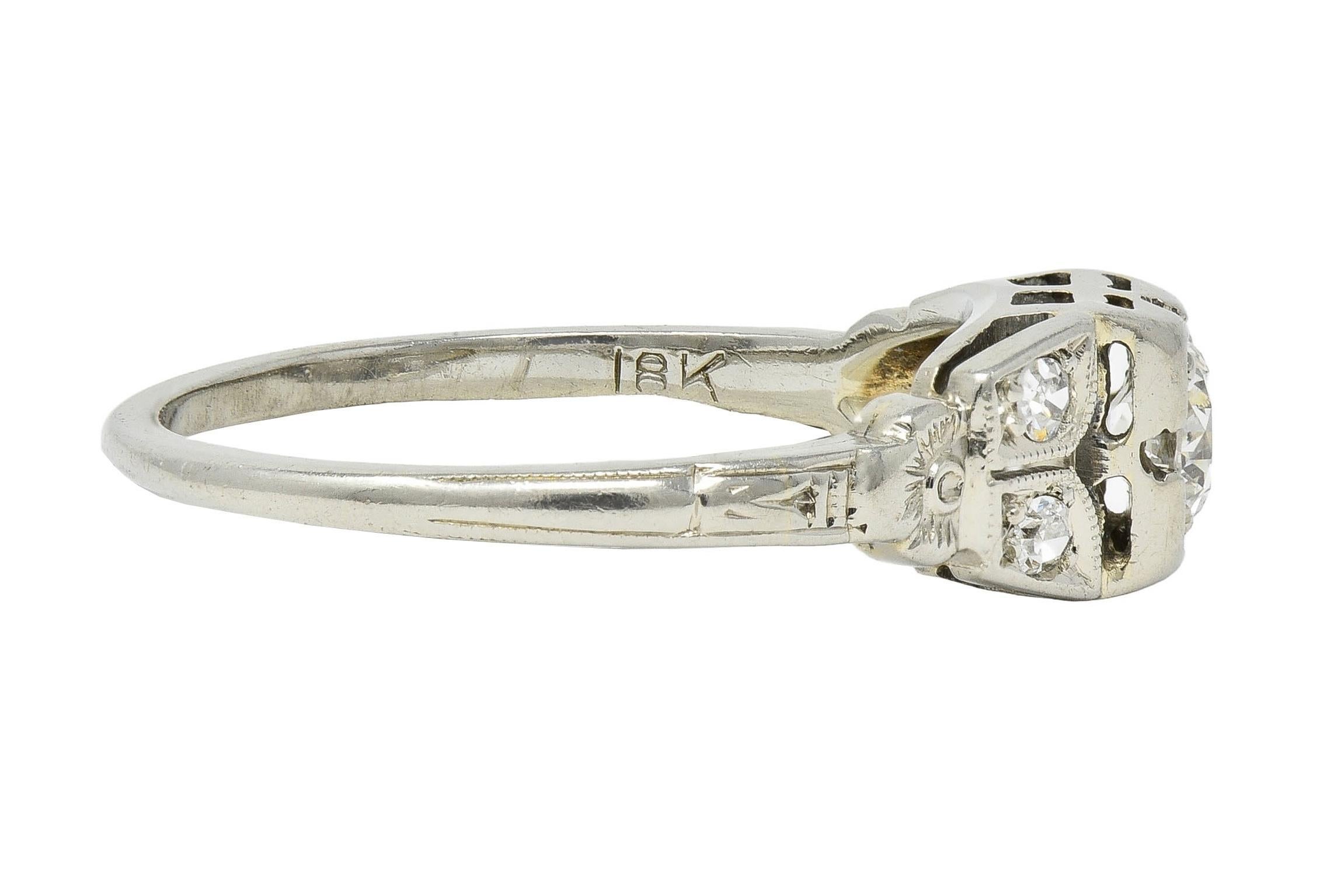 Bague de fiançailles Art déco vintage à fleurs en or blanc 18 carats avec diamants 0,32 carat poids total Excellent état - En vente à Philadelphia, PA