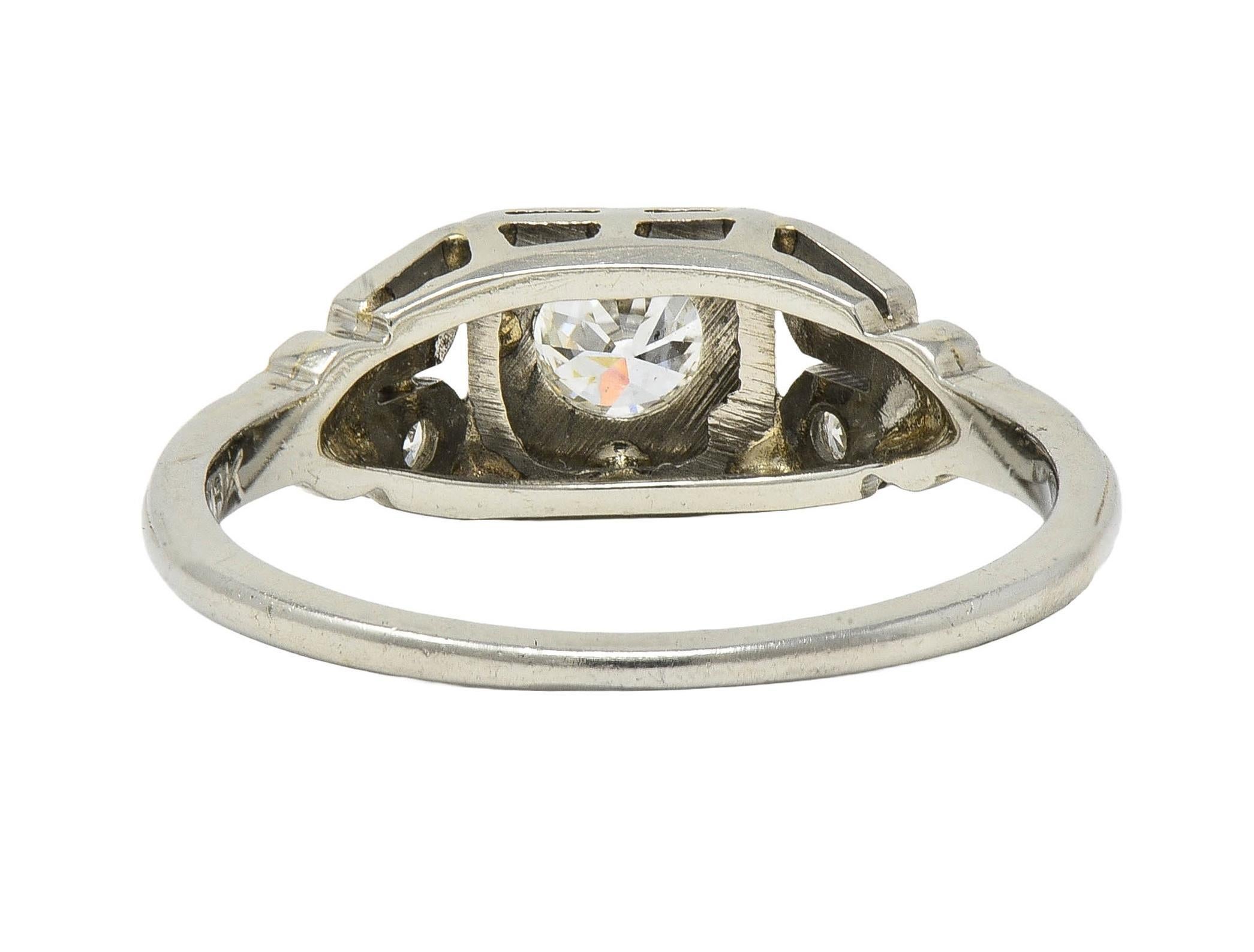 Bague de fiançailles Art déco vintage à fleurs en or blanc 18 carats avec diamants 0,32 carat poids total Unisexe en vente