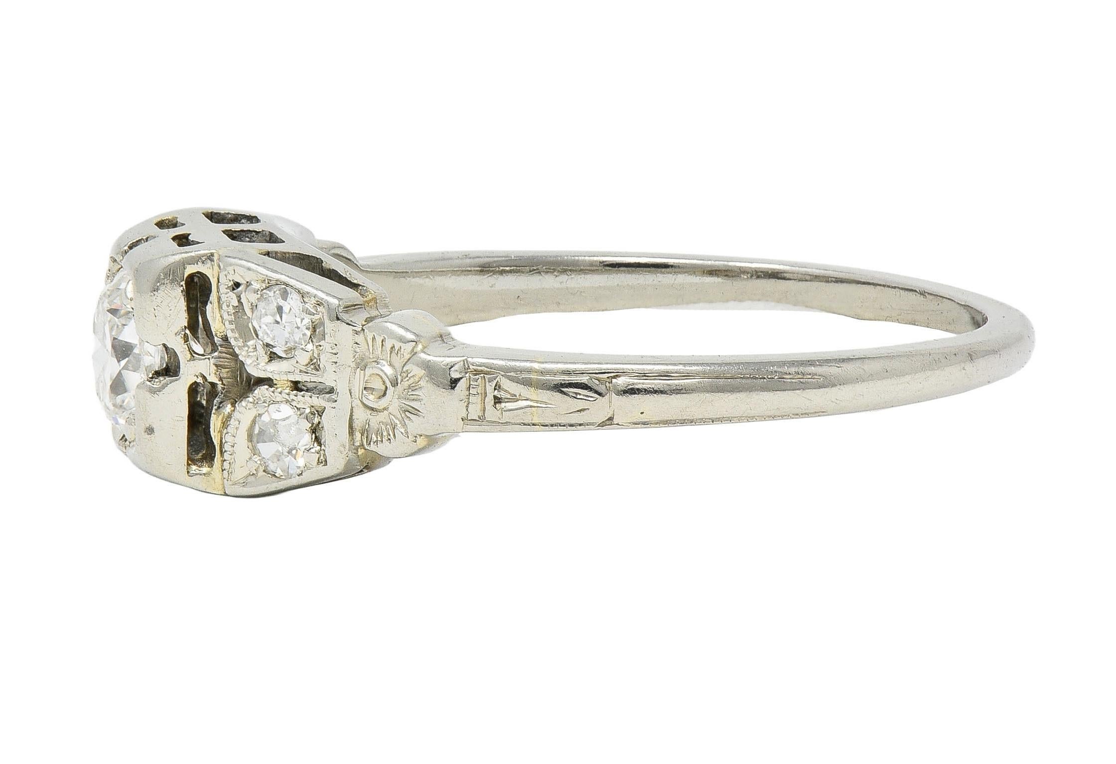 Bague de fiançailles Art déco vintage à fleurs en or blanc 18 carats avec diamants 0,32 carat poids total en vente 1