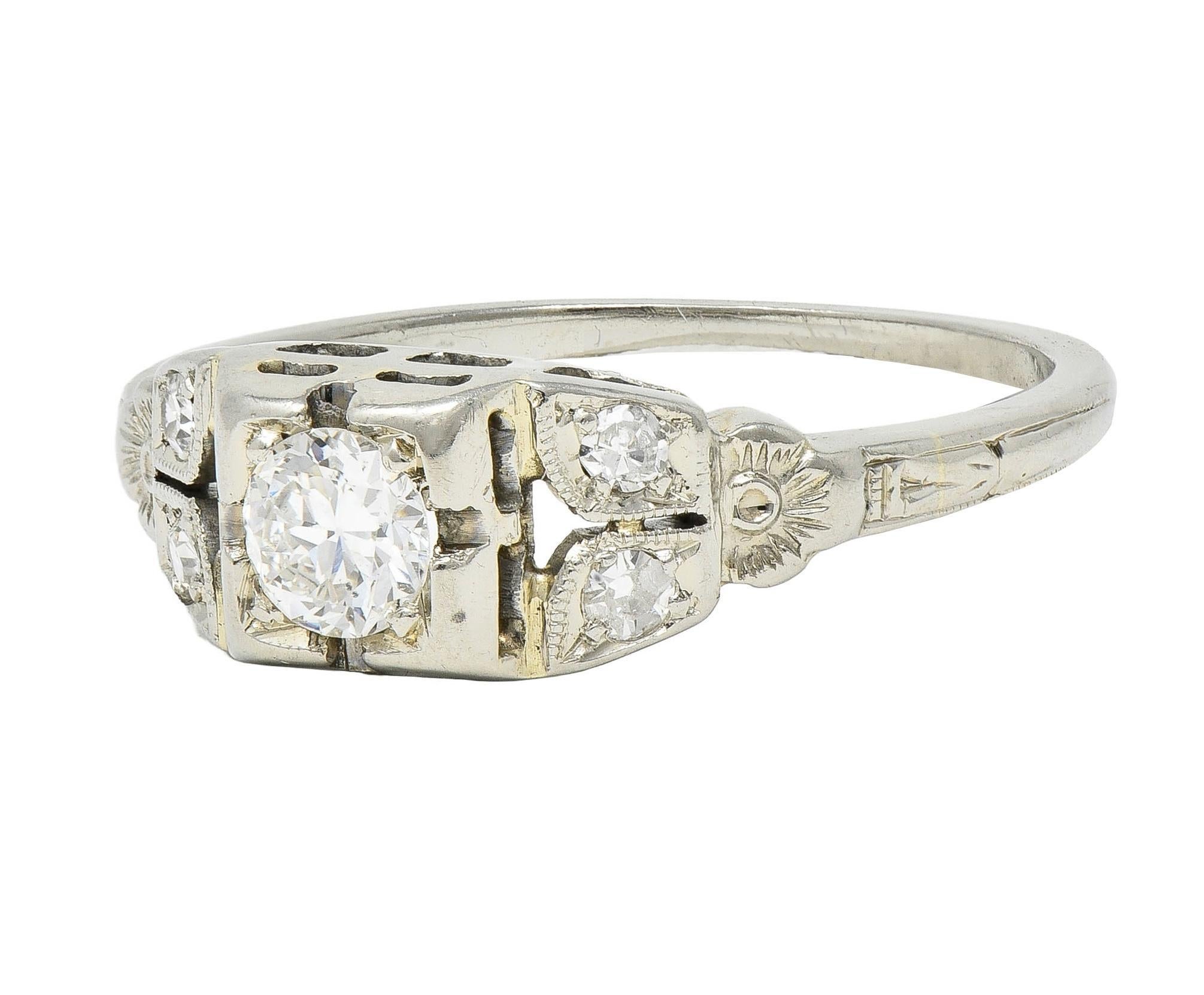 Bague de fiançailles Art déco vintage à fleurs en or blanc 18 carats avec diamants 0,32 carat poids total en vente 2